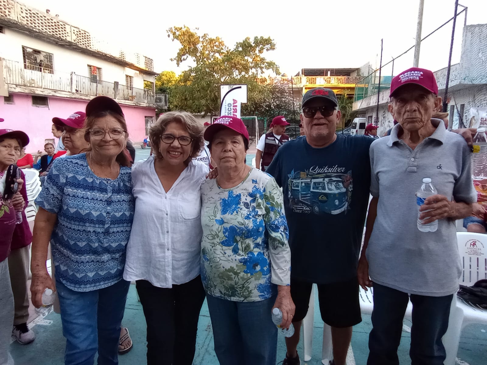 Los vecinos de la tradicional colonia Lázaro Cárdenas recibieron con júbilo a Olegaria Carrazco Macías, candidata de Morena a diputada federal por el sexto distrito.