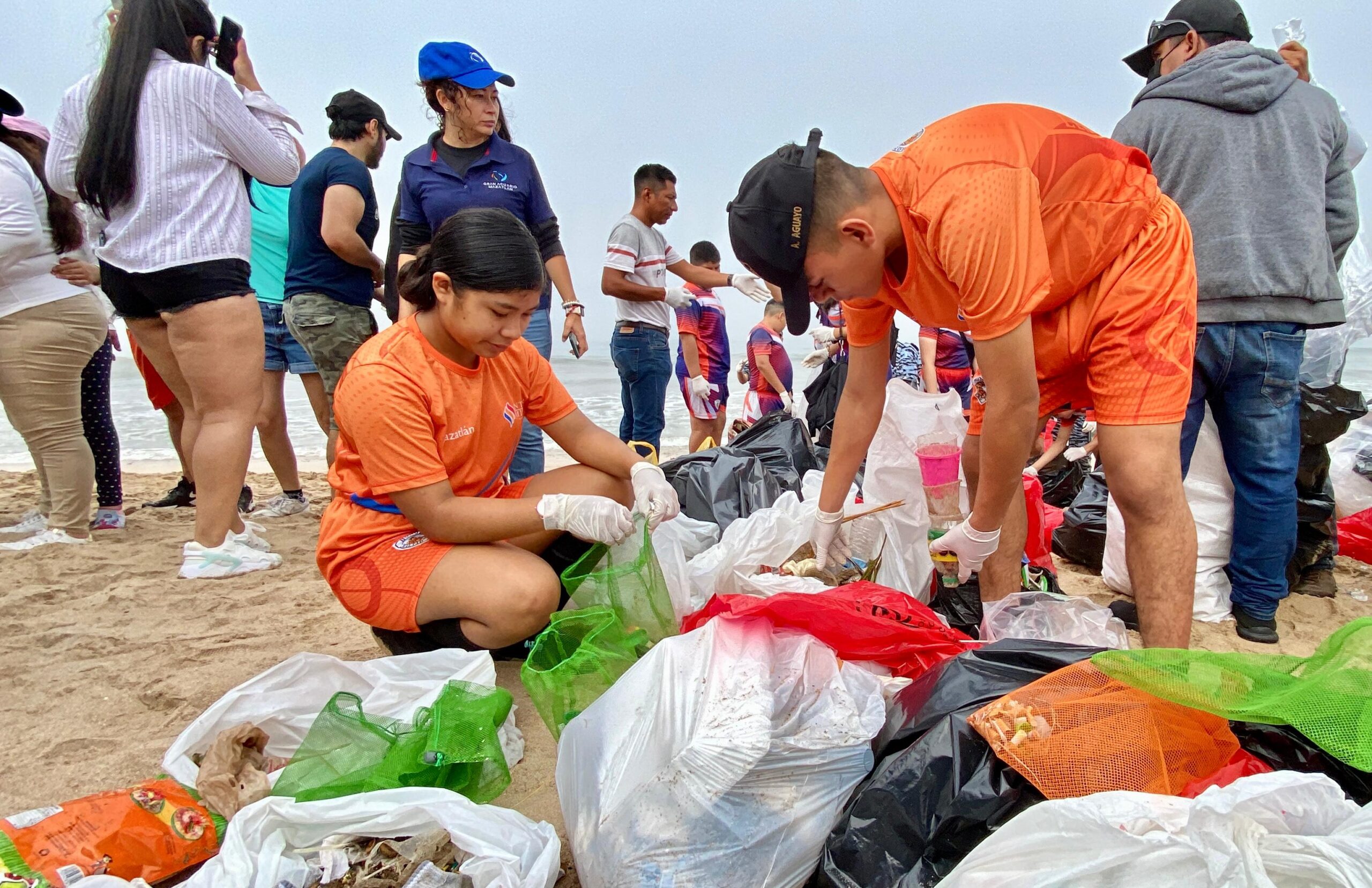El contingente de cientos participantes limpió dos kilómetros de playa por Avenida del Mar; botellas de vidrio y colillas de cigarro fueron los objetos más comunes que se encontraban tirados por la arena.