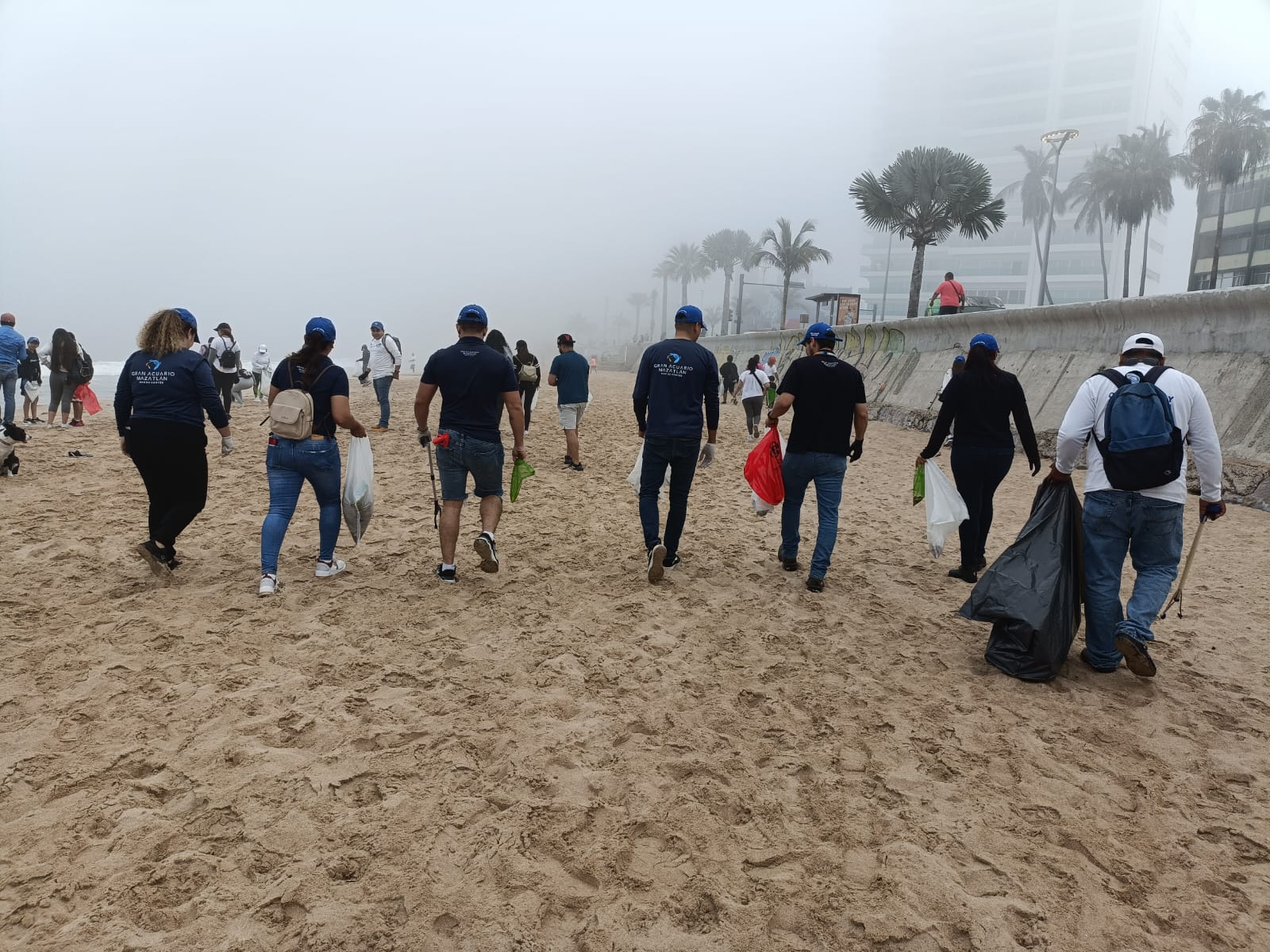 Gran Acuario Mazatlán participa en programa de limpieza de playas con motivo del Día de la Madre Tierra.