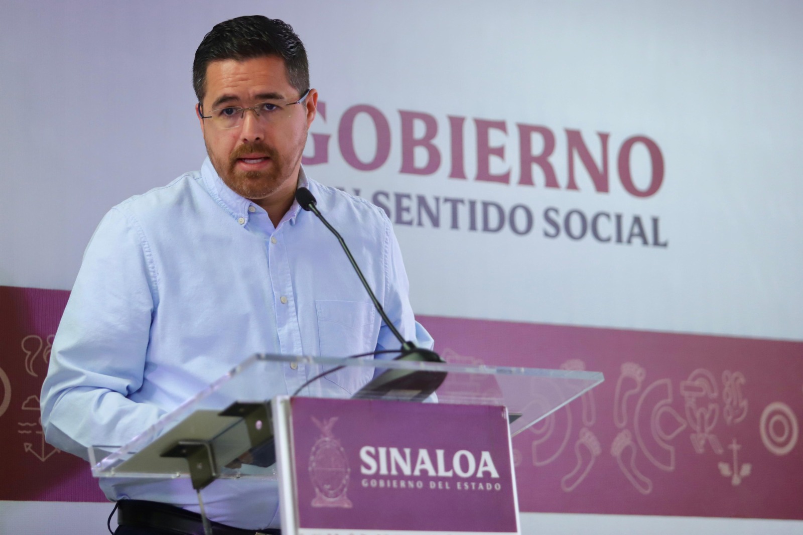 Tras expresar nuevamente su pésame por el lamentable fallecimiento del joven Jonathan Magdiel Aguirre, quien perdiera la vida durante el incendio forestal que inició el pasado viernes en el municipio de Concordia, el Gobernador Rubén Rocha Moya señaló durante su Conferencia Semanera de este lunes que se ha mantenido muy informado de este tema y comentó que en los próximos días sostendrá un acercamiento con la familia del fallecido.