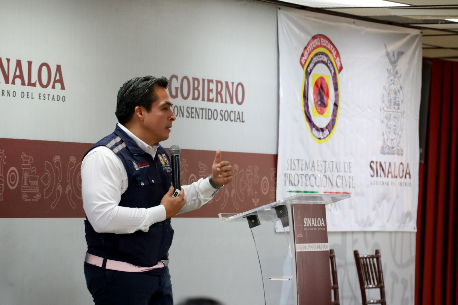 Navarrete Cuevas inició explicando a los comunicadores el contexto jurídico en el que se actúa, acorde a lo dispuesto en la Ley General de Protección Civil, misma que considera como parte esencial la gestión integral de riesgos, lo cual implica el análisis y evaluación de los diferentes eventos que se presentan y su adecuada difusión para mitigar las afectaciones. 