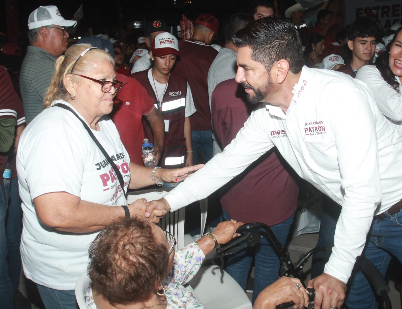 De la mano rumbo al próximo 2 de junio; al igual que el resto de los candidatos  de Morena en Sinaloa; teniendo como escenario la plazuela de la populosa  y antigua colonia Urías, centenas de personas se congregaron para escuchar y aplaudir a la candidata  a la presidencia municipal de Mazatlán, Estrella Palacios Domínguez; y al candidato a la diputación local por el distrito 23, Juan Carlos Patrón.