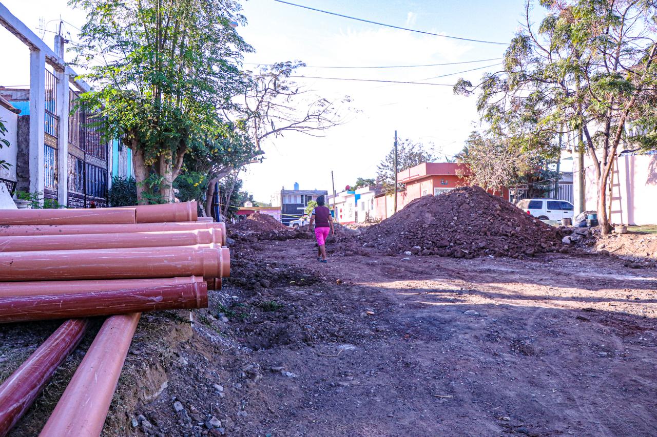 El Alcalde Edgar González asistió a la zona para supervisar los avances de la obra de sustitución de redes sanitarias y pavimentación.