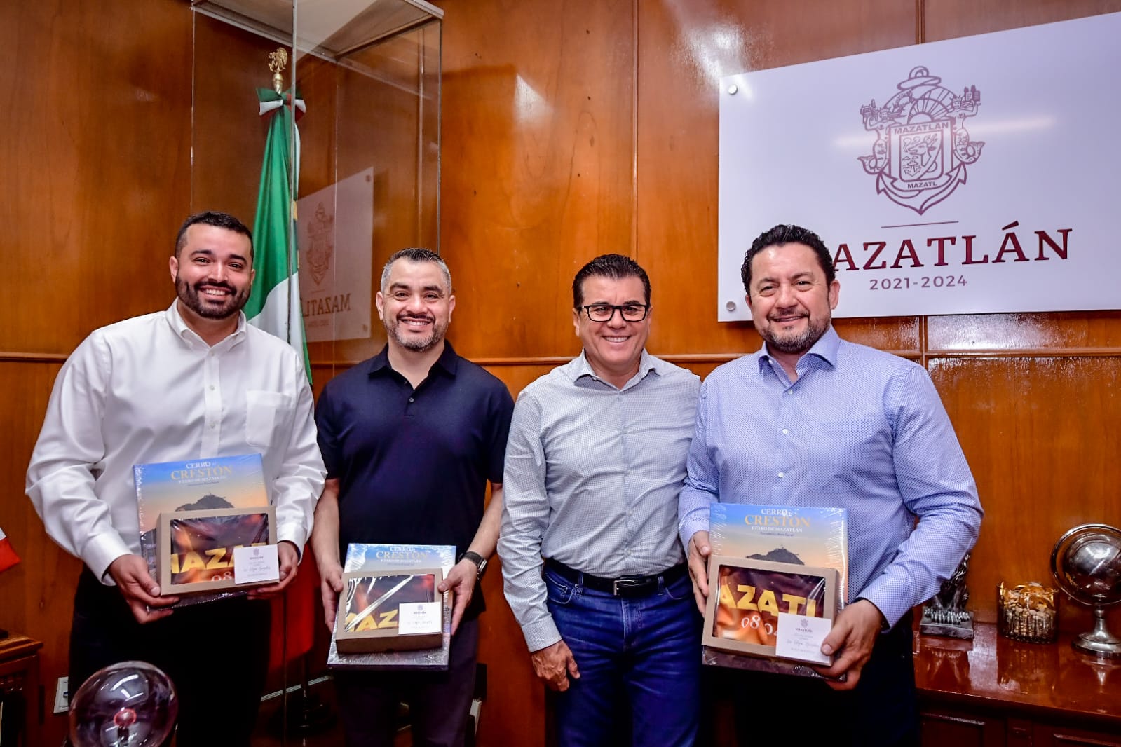 Entre los distinguidos asistentes a la reunión de la Comitiva Ciudades Hermanas se encontraban delegados de Norwalk, Santa Mónica, Cudahy y Pico Rivera.