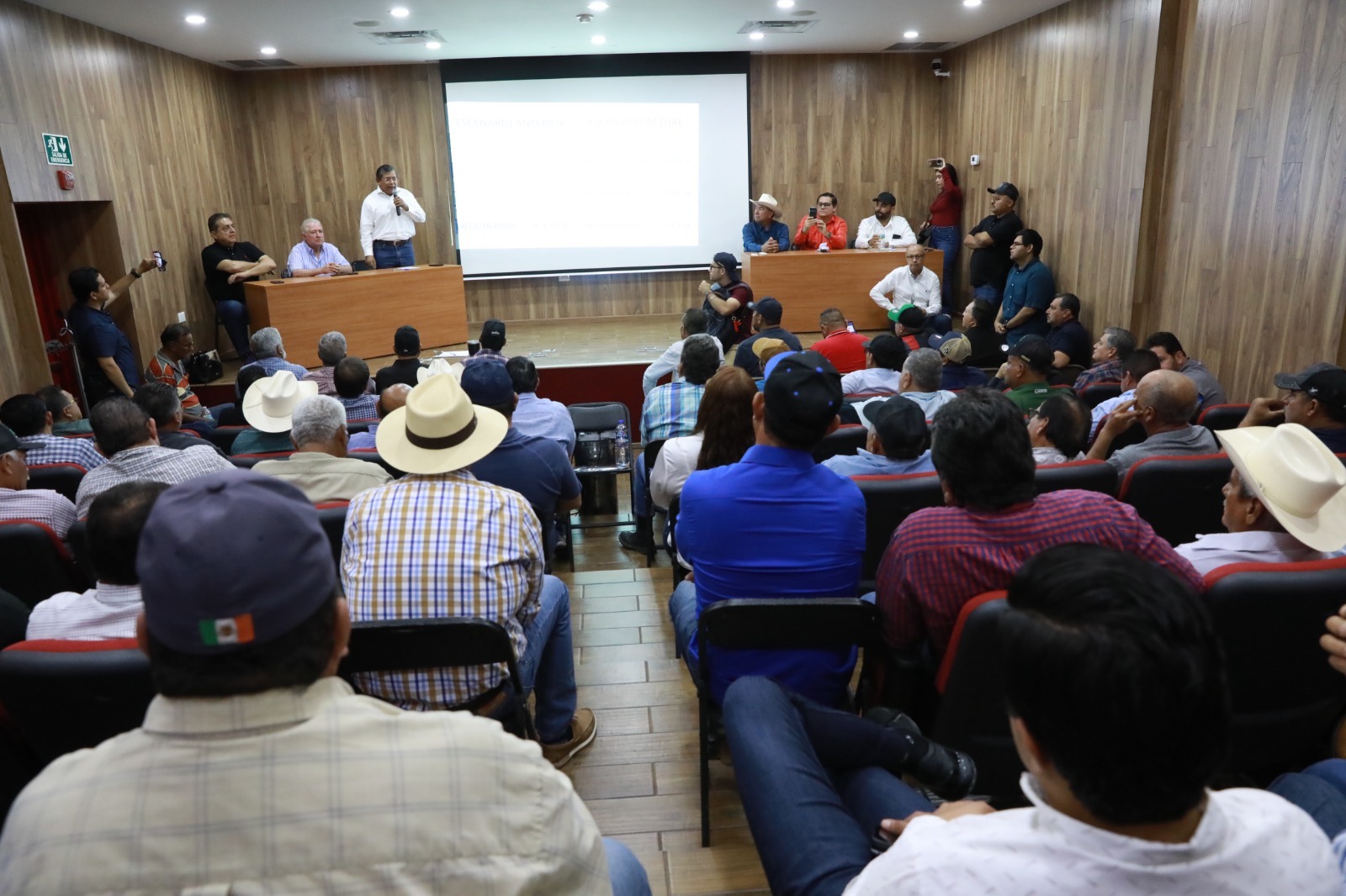 Ante la presencia del Secretario de Agricultura y Ganadería, José Jaime Montes Salas, los productores analizaron las cifras que integran el precio final de 5 mil 451 pesos por tonelada de maíz y coincidieron que es histórico que por primera vez se le ponga precio de maíz blanco al maíz, ya que siempre se había considerado como maíz amarillo al momento de pagarles.