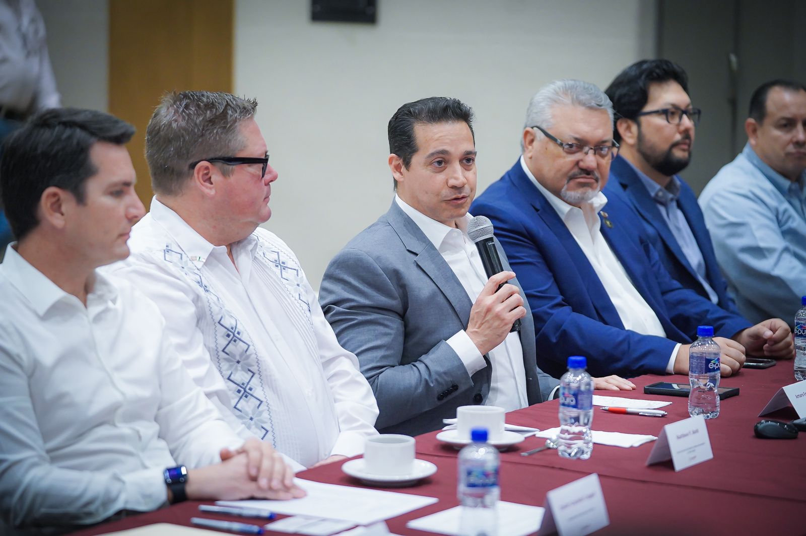 En una reunión entre autoridades de la Secretaría de Economía de Sinaloa, el Cónsul General de Estados Unidos en Hermosillo, representantes de las Oficinas de Desarrollo Económico de Phoenix y Arizona, empresarios sinaloenses y miembros de Sonora Global, se exploró la posibilidad de establecer una región que potencie las capacidades productivas de los tres estados.