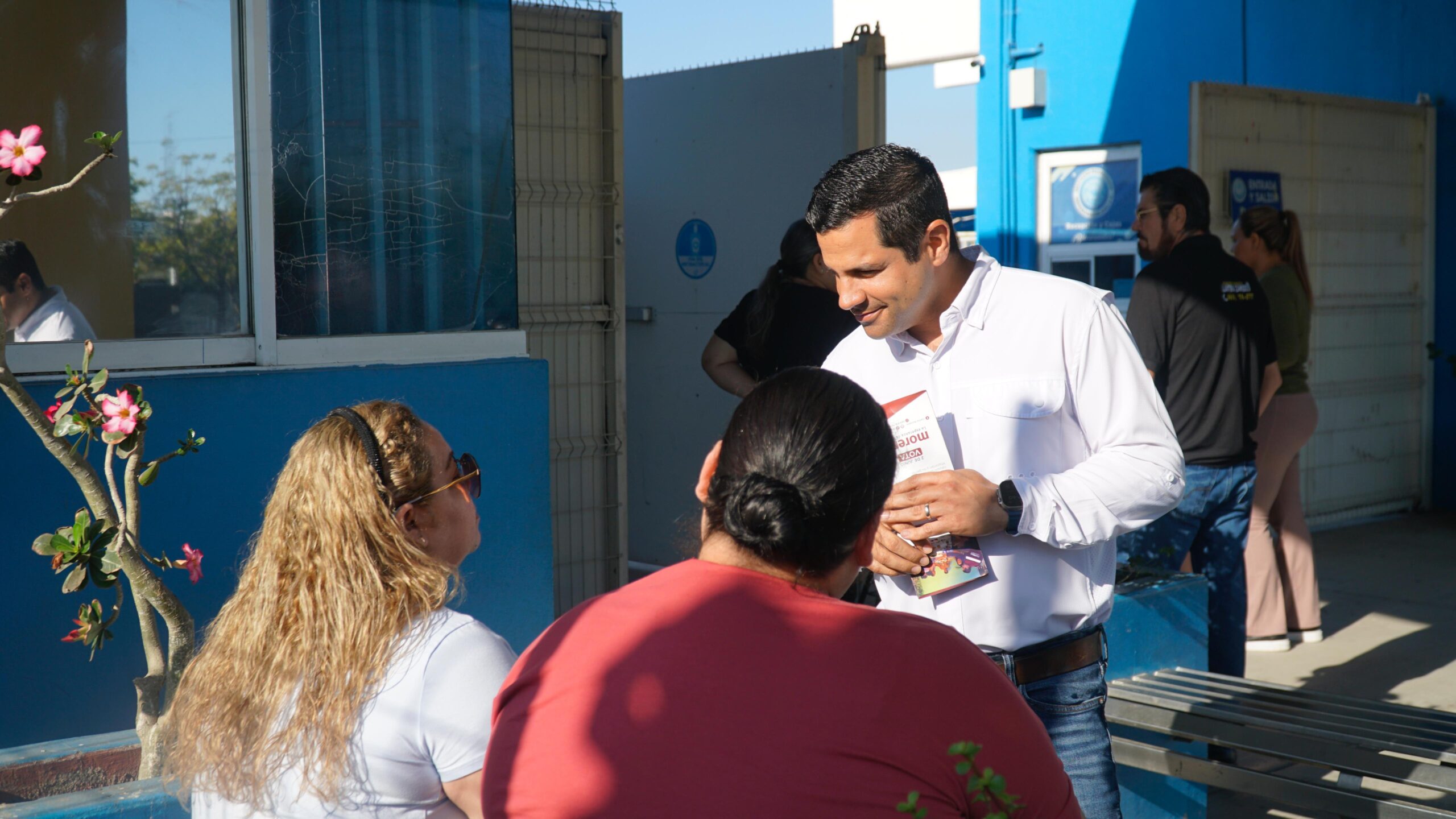 En su día 15 de campaña, el candidato a diputado local por el distrito 21 de Mazatlán, Carlos Escobar recorrió cuatro colonias de la ciudad.