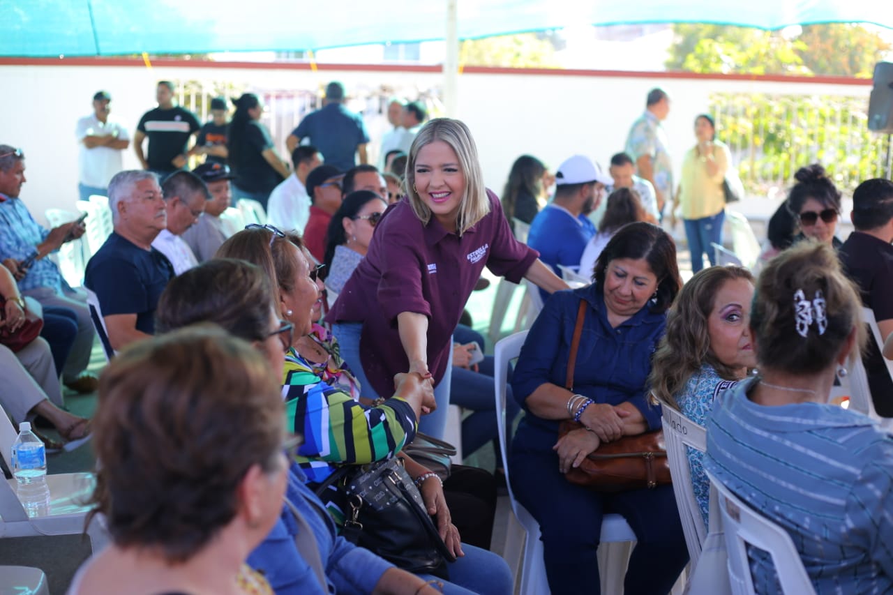 La candidata de Morena a la presidencia municipal de Mazatlán, Estrella Palacios Domínguez, sostuvo reunión con maestros jubilados y pensionados quienes le pidieron regrese al Ayuntamiento los festejos del Día del Maestro.