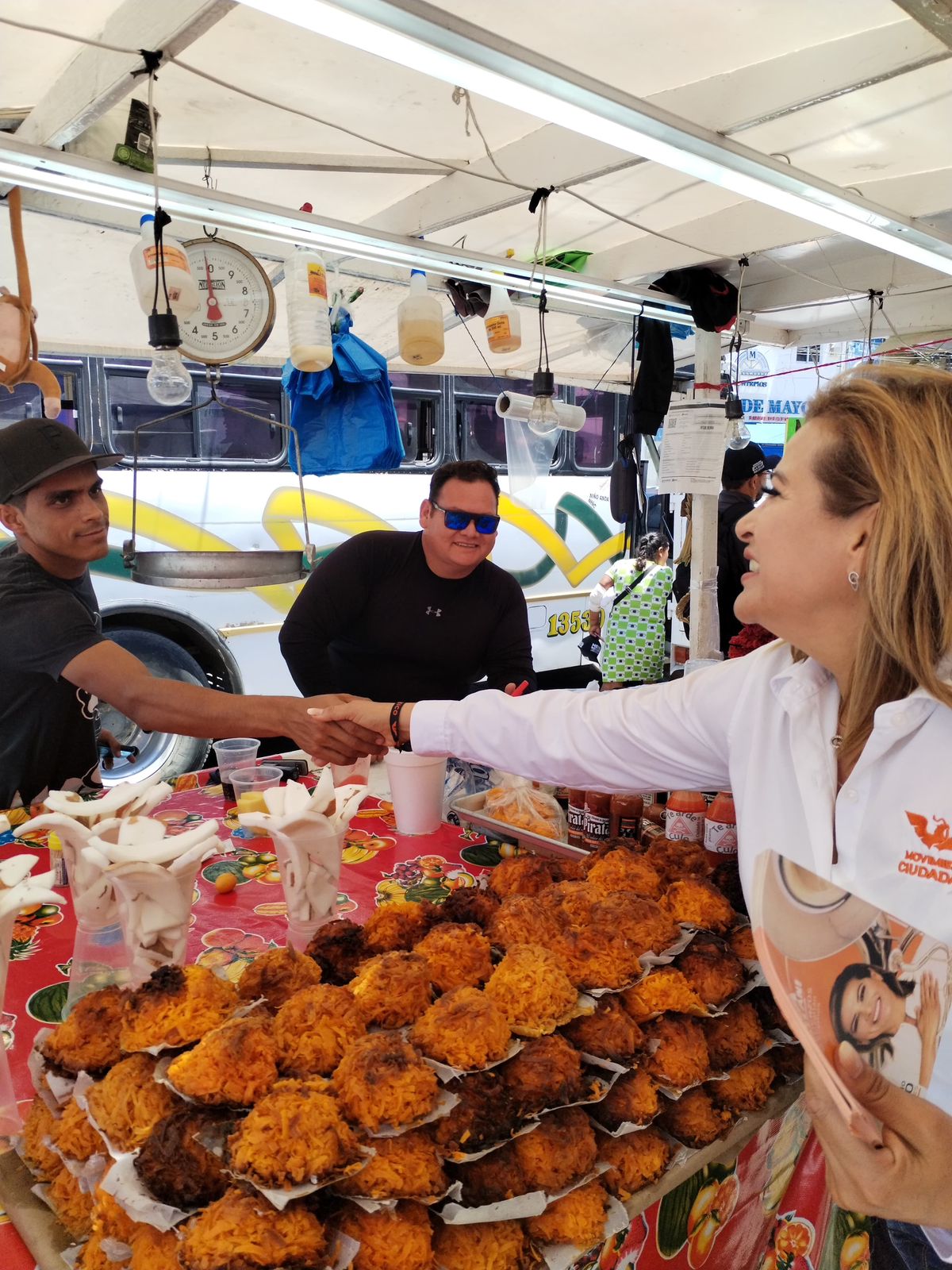 Camina My-Lai Quintero el Centro de Mazatlán.