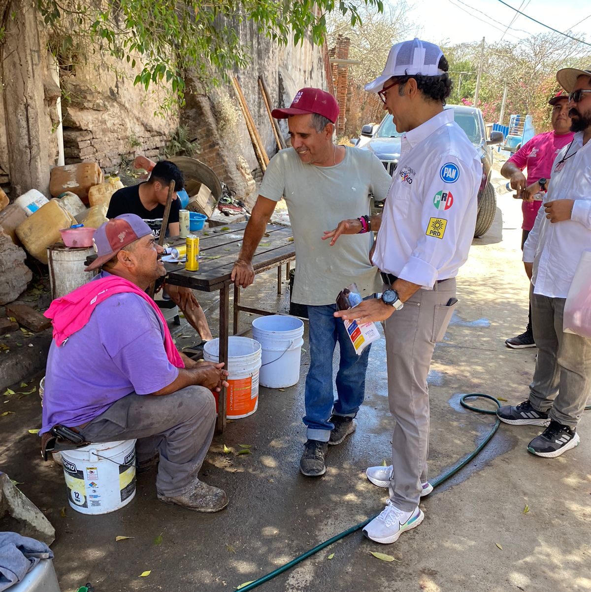 Durante su recorrido por la cabecera municipal de Concordia y la comunidad de Agua Caliente de Gárate del mismo municipio, el candidato del PRI, PAN y PRD recogió de sus moradores, el suplicio que viven dia con día ante la falta del vital líquido, pudiendo constatar en Agua Caliente que el agua corre por sus calles en fugas continuas, pero no llega a las llaves de las casas.
