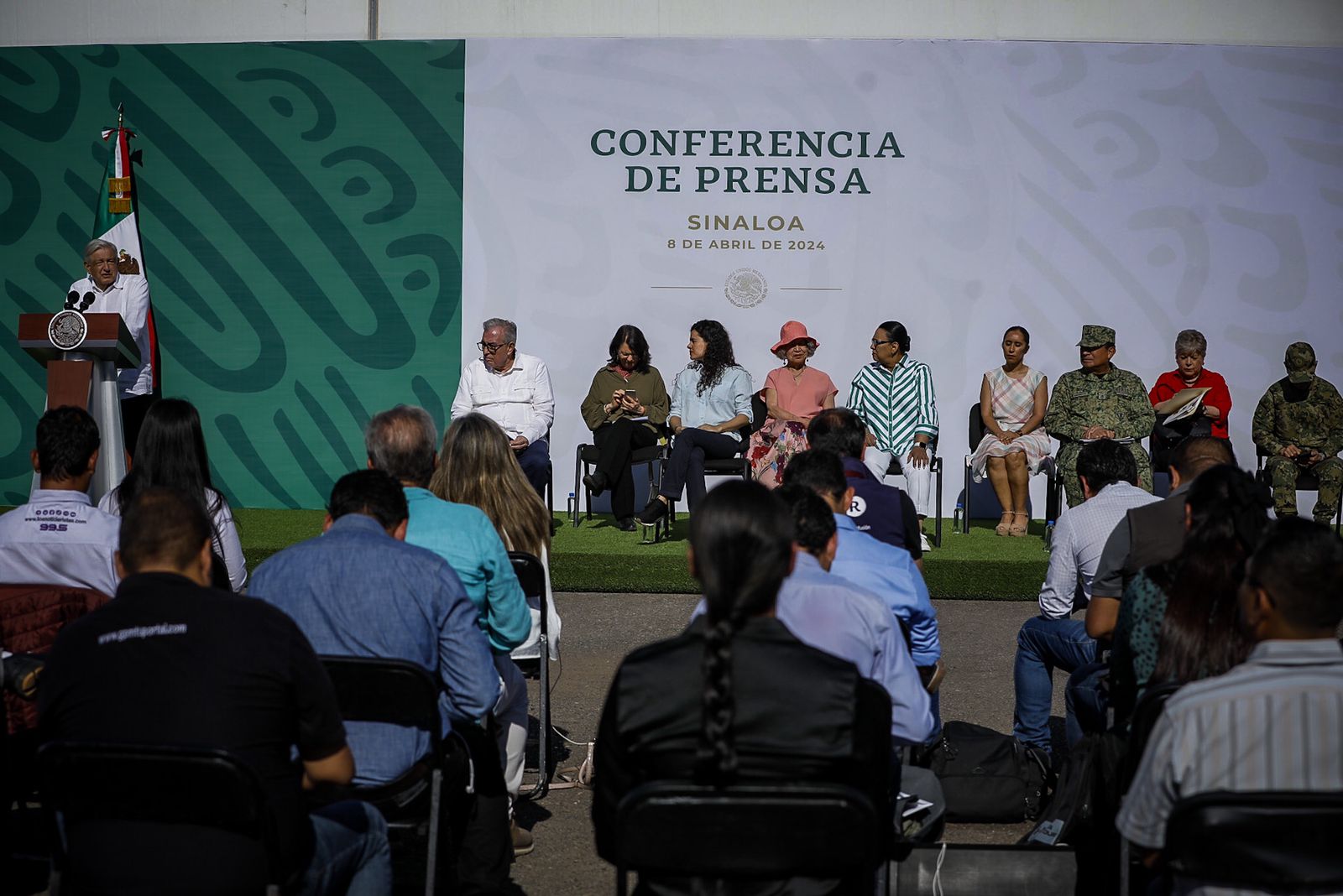 El gobernador Rubén Rocha Moya recibió en Mazatlán al presidente de la República, Andrés Manuel López Obrador, desde donde el mandatario de la Nación ofreció su Conferencia de Prensa, y aprovechar su estancia para observar el eclipse total de sol, pues Mazatlán será el punto más importante internacionalmente donde se podrá observar a plenitud este fenómeno astronómico.
