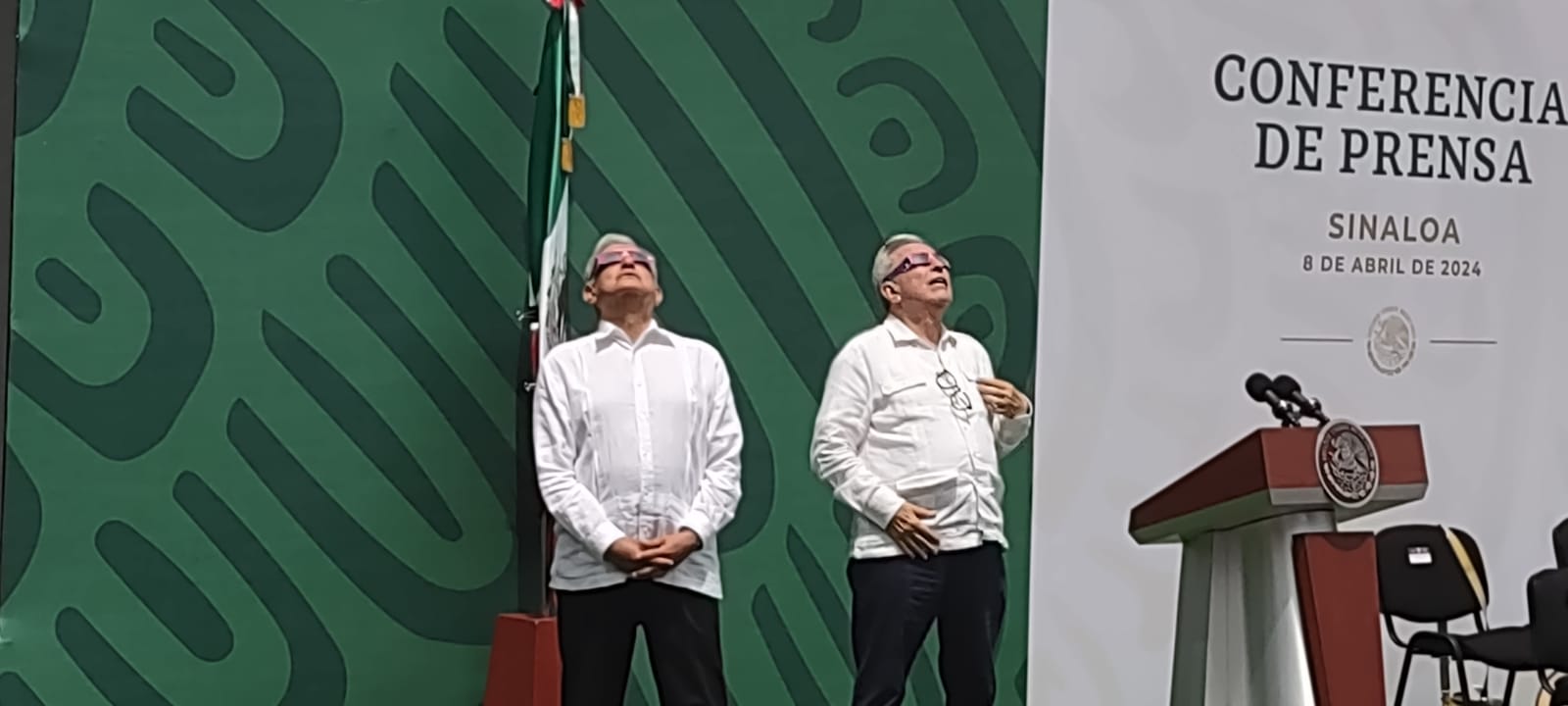 El presidente de la República, Andrés Manuel López Obrador presenció junto con el gobernador Rubén Rocha Moya el eclipse total de sol, desde las instalaciones de la Tercera Región Militar, lugar donde se desarrolla la conferencia de prensa matutina del presidente de la Nación.