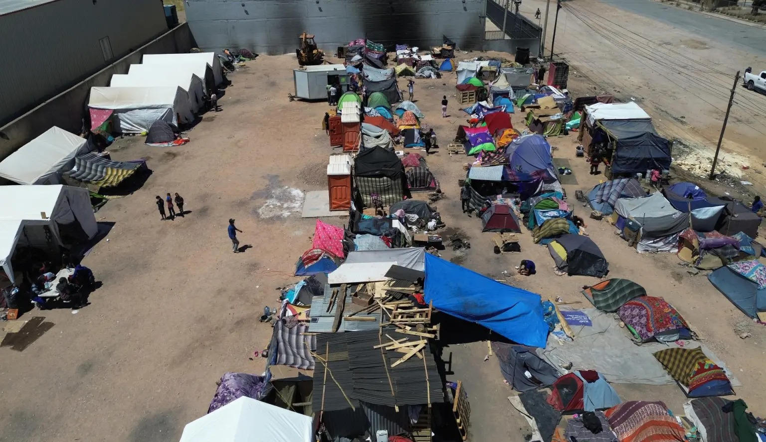 Los operativos del INM contra los viajes en trenes de carga orilla a miles de migrantes a acampar en Chihuahua