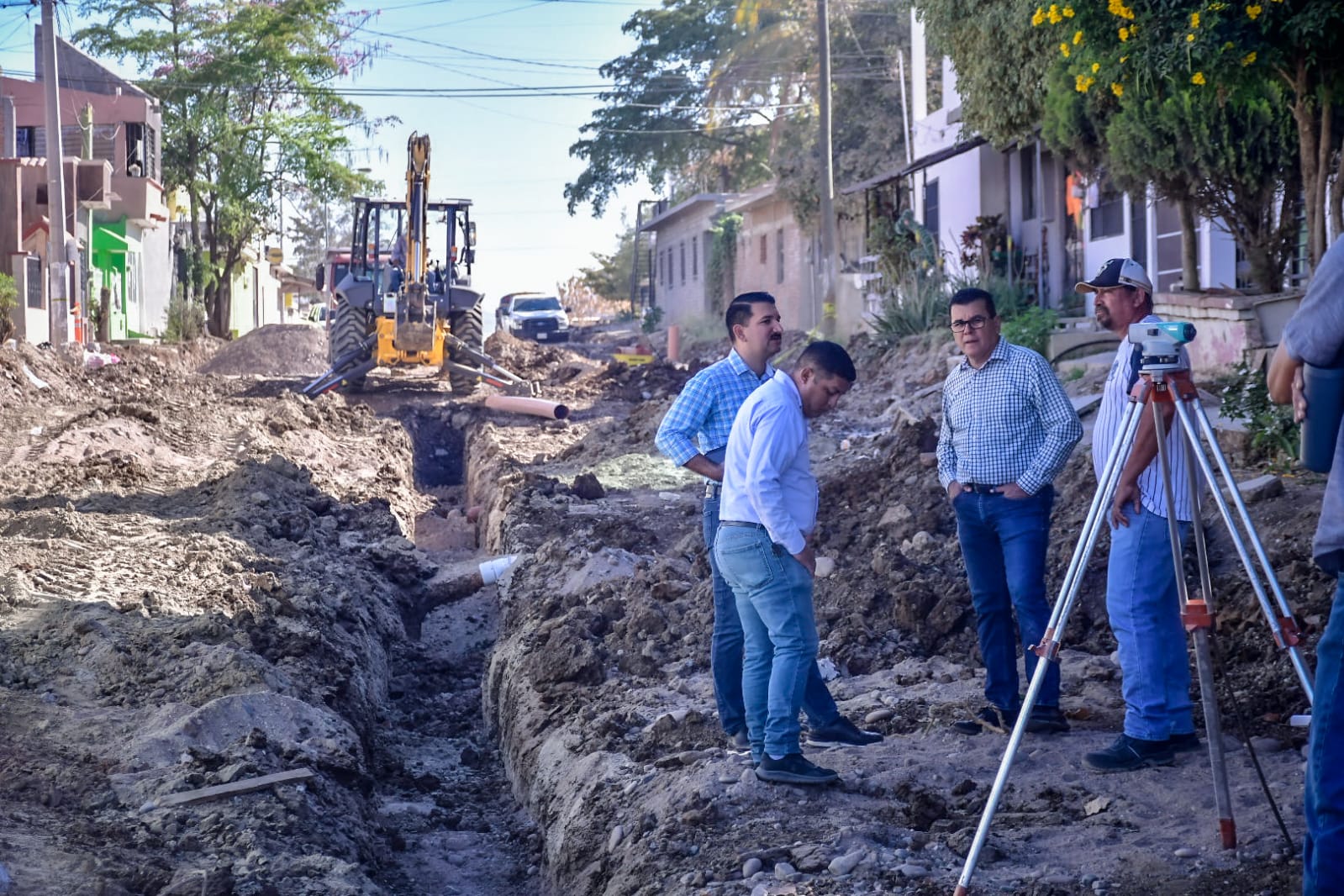 Con la pavimentación de la calle Durazno que realiza el Gobierno Municipal en la Colonia Huerto Familiares les cambiará la vida a las familiares, porque se atenderá un problema de salud pública que han vivido por casi 40 años.