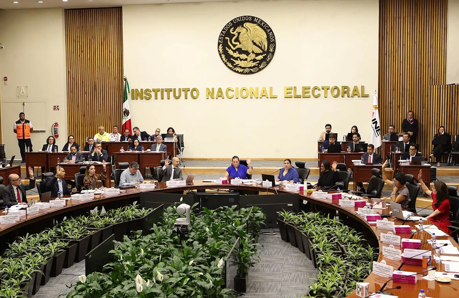 El Instituto Nacional Electoral (INE) aprobó este martes el padrón electoral y el listado nominal más grande de la historia del país y que será utilizado en las elecciones del 2 de junio, que será de 98.32 millones de ciudadanos que podrán asistir a las urnas.