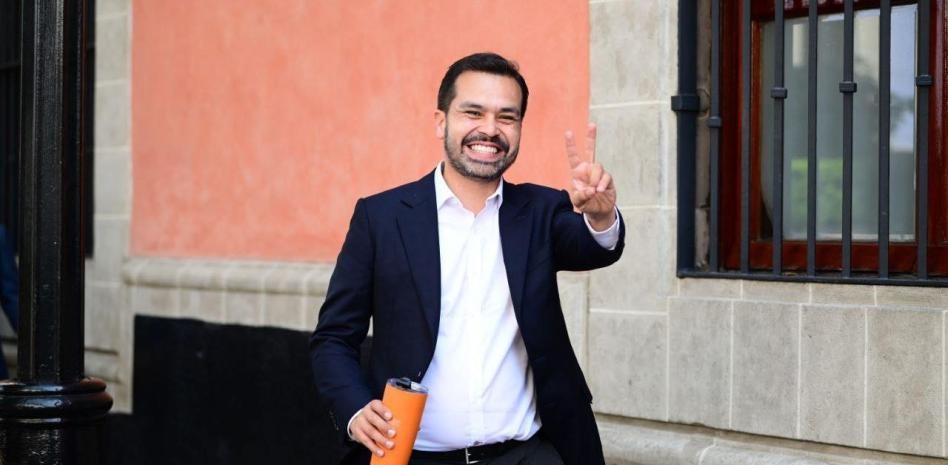 Pero los votos que reciba dicho personaje aún irán para él y no se transfieren a la candidatura que buscan beneficiar al no contar con una alianza formal, la cual se tenía que hacer al momento de registrar la candidatura.