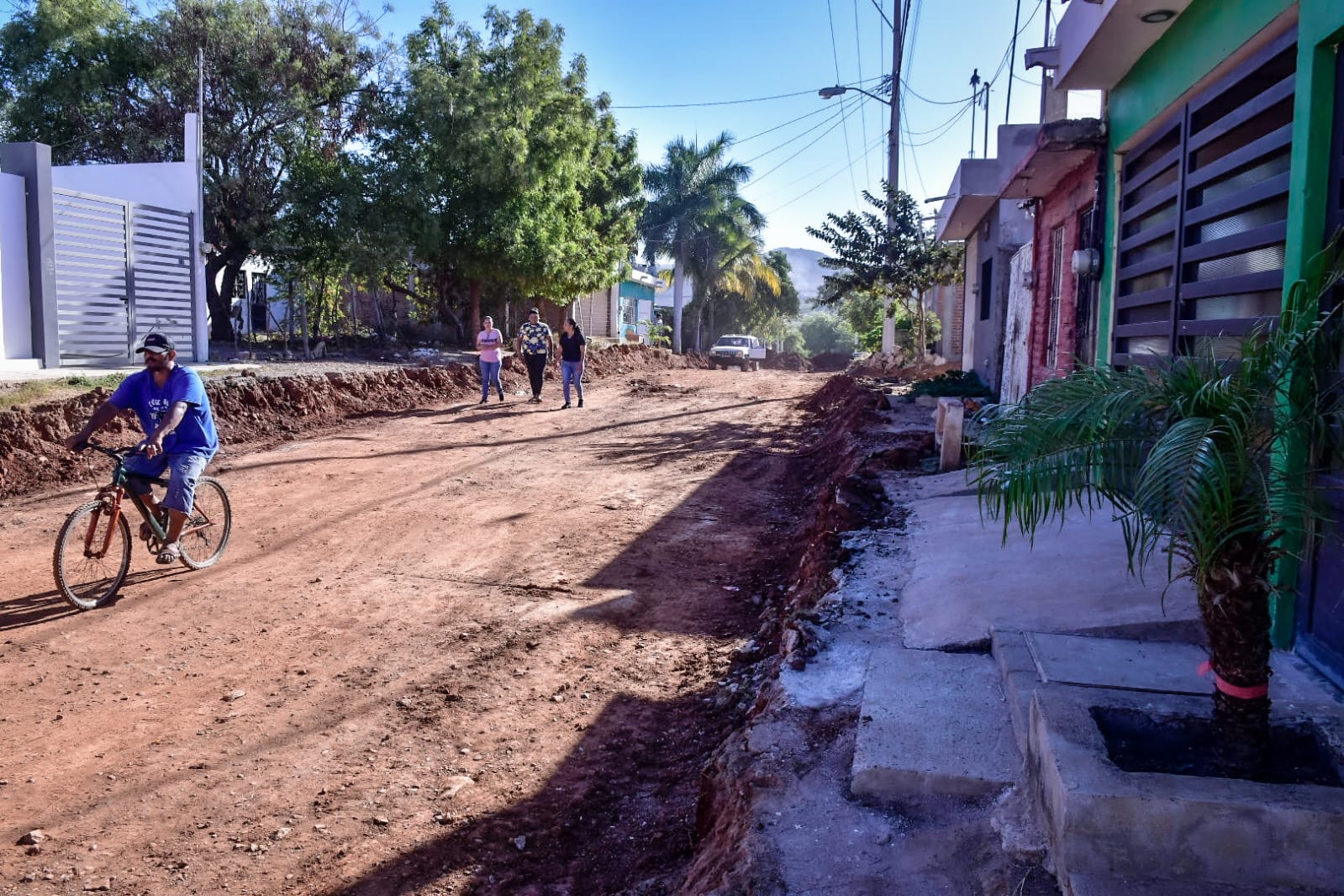 Después de más de 20 años de espera, los habitantes de la colonia Rincón de Mazatlán finalmente recibirán justicia social con la transformación de diversas calles que han carecido de servicios básicos.