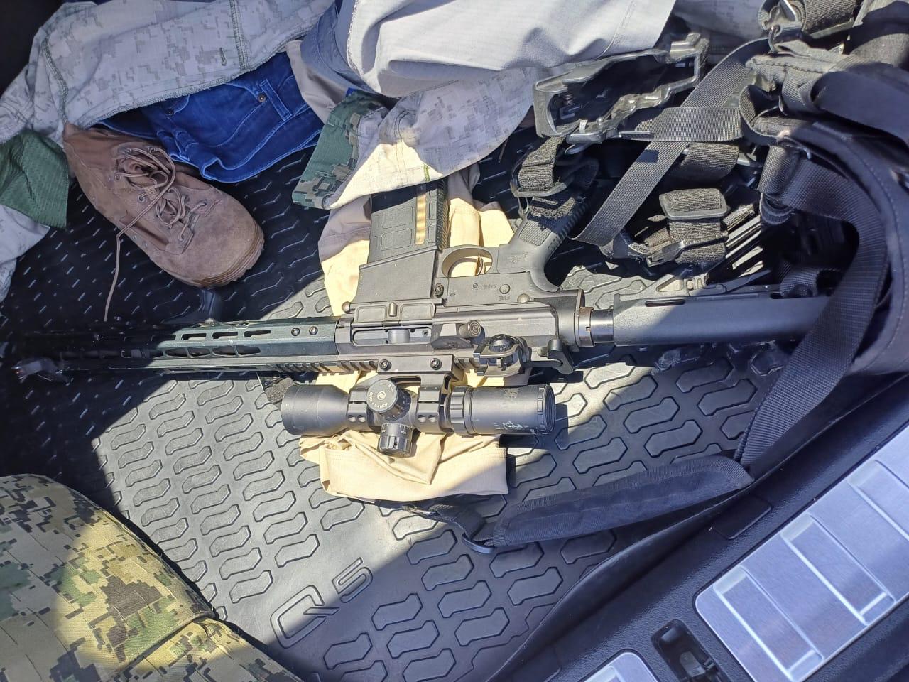 Tras reporte al 9-1-1, SEDENA, GN y PEP Sinaloa aseguran armamento de uso exclusivo y vehículos, uno de ellos blindado
