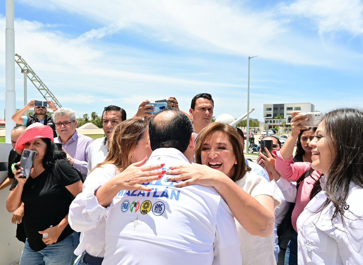 La candidata se comprometió a respaldar la propuesta de Romero de aumentar el salario a los policías