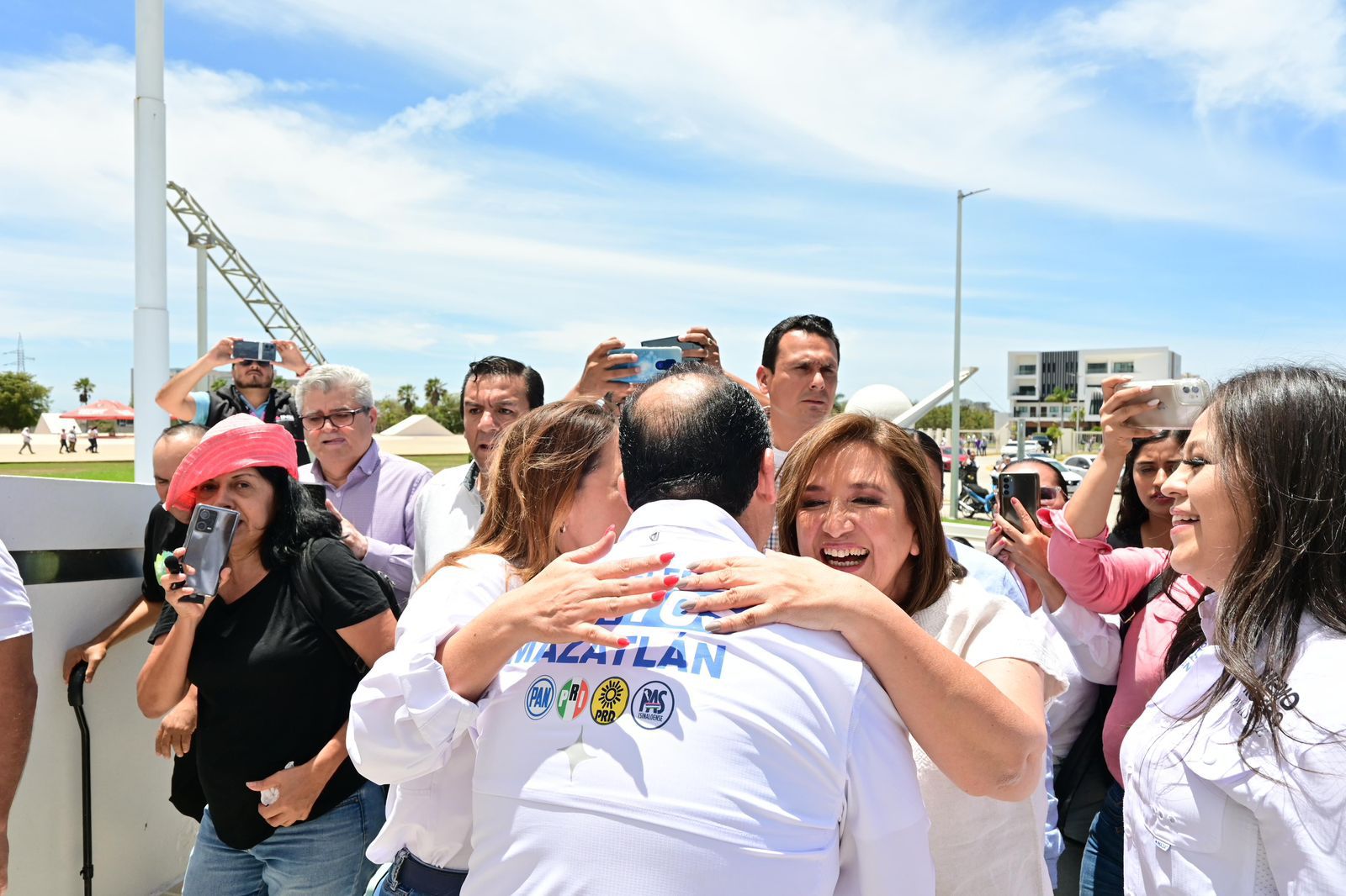 La candidata se comprometió a respaldar la propuesta de Romero de aumentar el salario a los policías