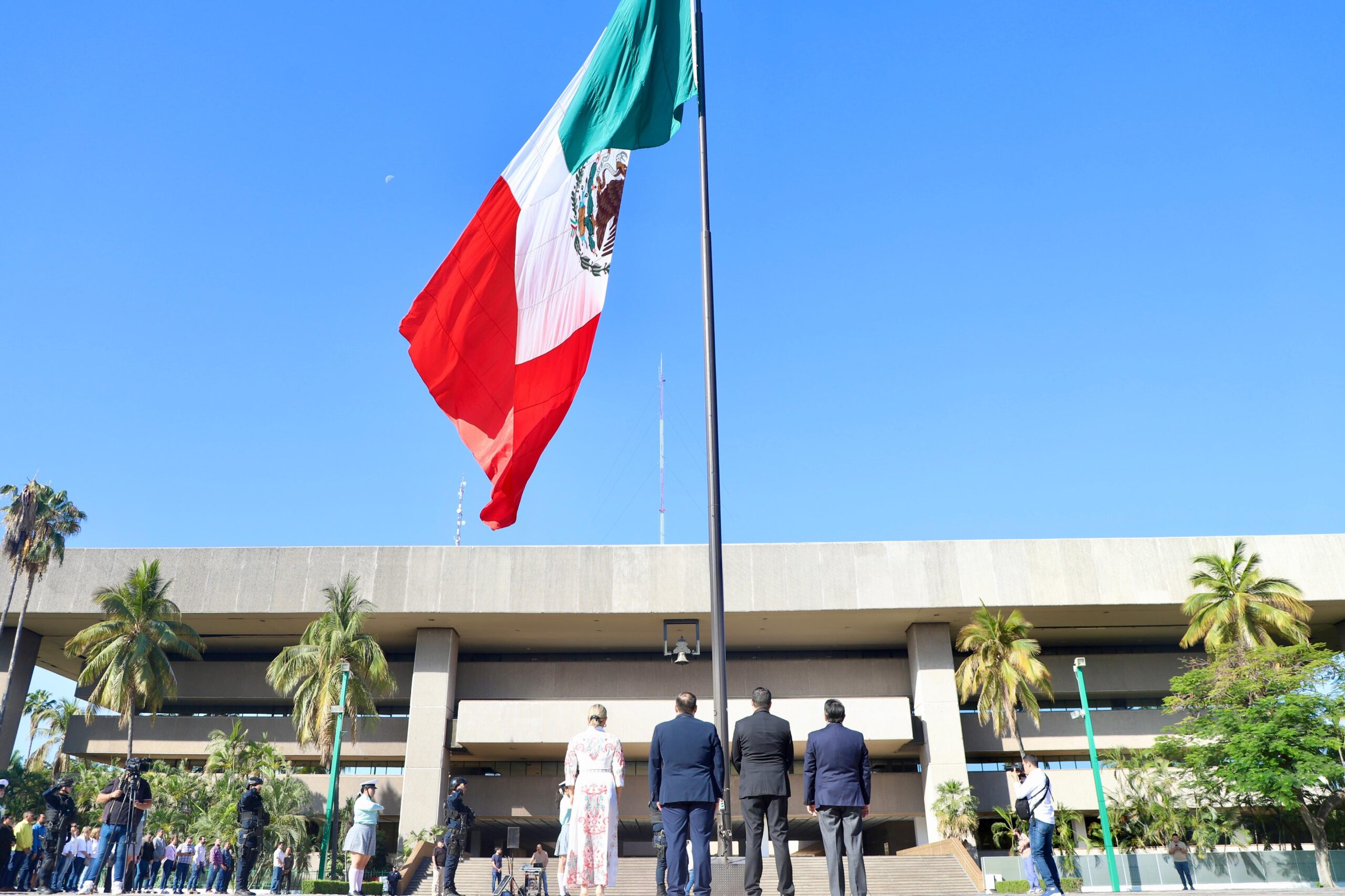 El Secretario de Salud estuvo acompañado de funcionarios de los tres niveles de Gobierno así como trabajadores de la salud en Sinaloa
