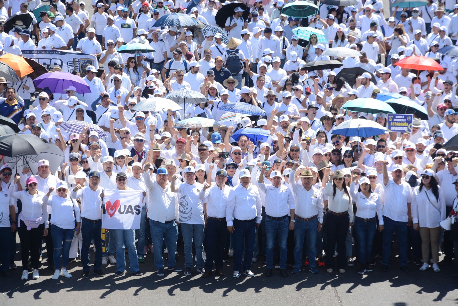 En el marco del Día del Trabajo, poco más de 30 mil universitarios marchan y exigen un alto a la persecución política y respeto a la Autonomía de la UAS