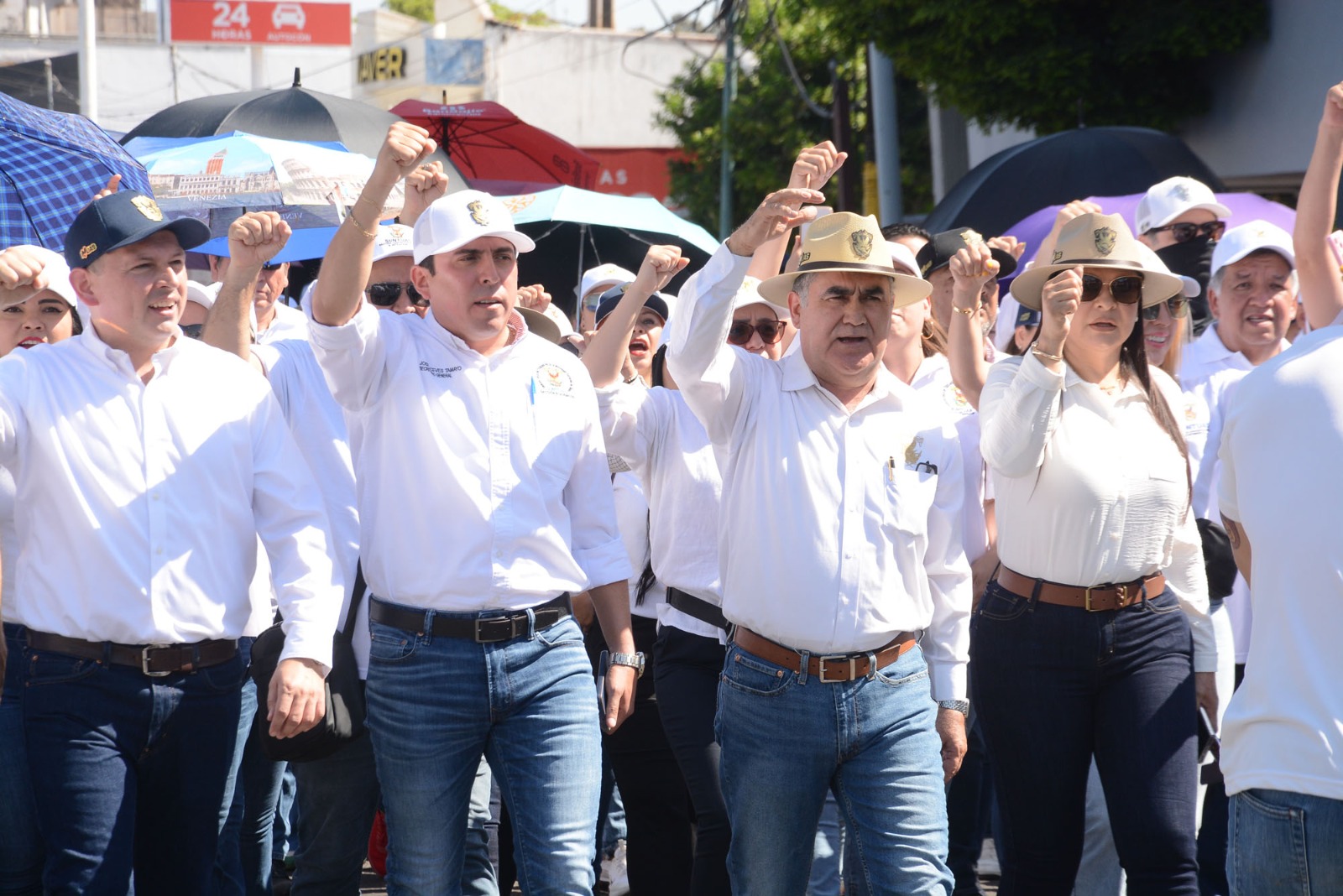 Sin autonomía no hay academia, no hay libertad, no hay certeza y estabilidad laboral manifestaron los líderes del Sindicato Único de Trabajadores de la Universidad Autónoma de Sinaloa (SUNTUAS) durante la mega marcha realizada este 1 de mayo donde los universitarios utilizaron el Día del Trabajo como estandarte de lucha para exigir respeto a la autonomía y mejores condiciones laborales.