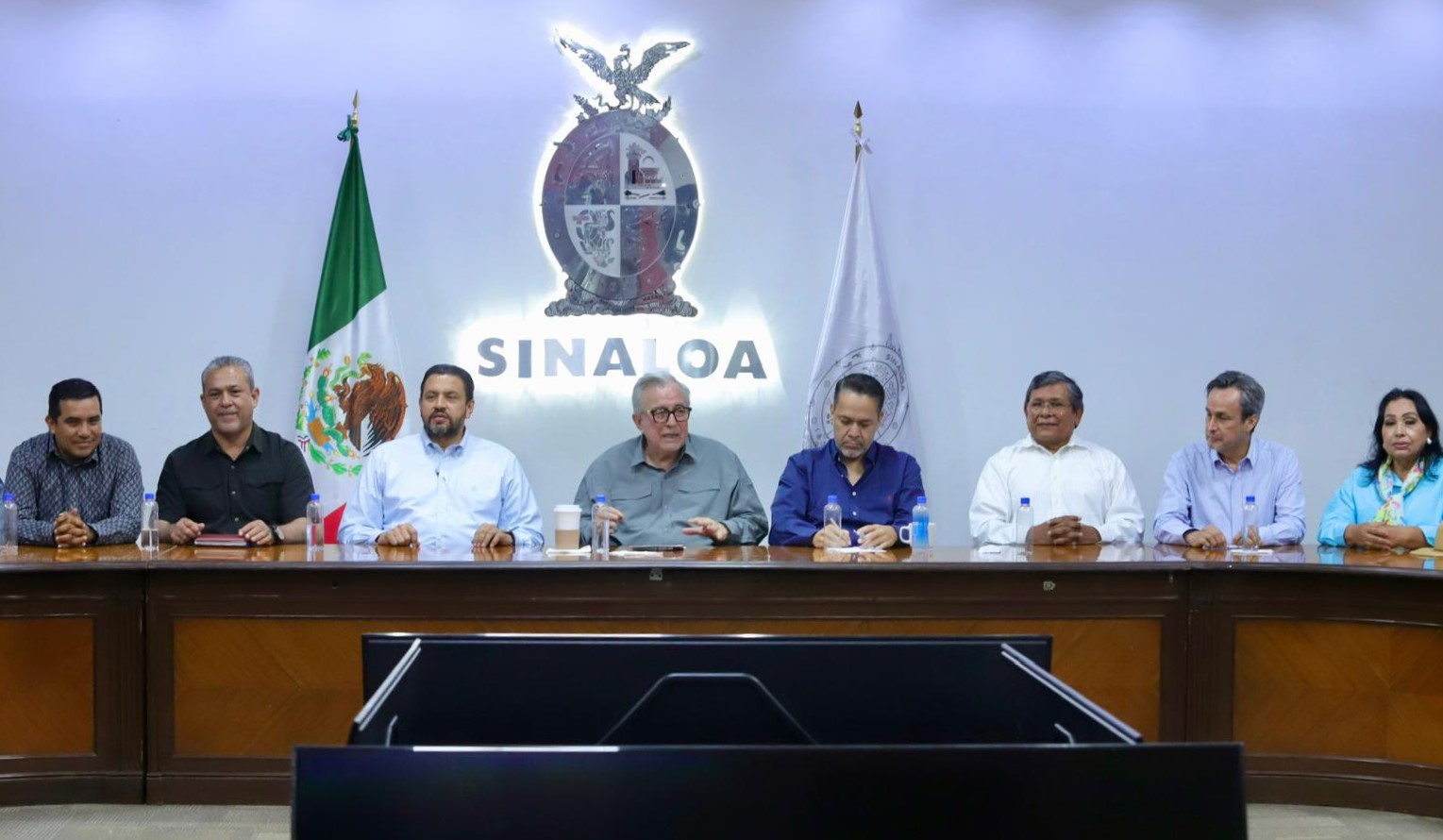 El gobernador Rubén Rocha Moya se reunió con un grupo de productores de maíz, a quienes ofreció 5 puntuales compromisos; el primero de ellos, que la bolsa de 2 mil 850 millones de pesos que se gestionó ante el gobierno federal para el pago de los apoyos de los 750 pesos por cada una de las 3.8 millones de toneladas de maíz, se queden íntegramente en Sinaloa aunque no se alcance esta proyección.