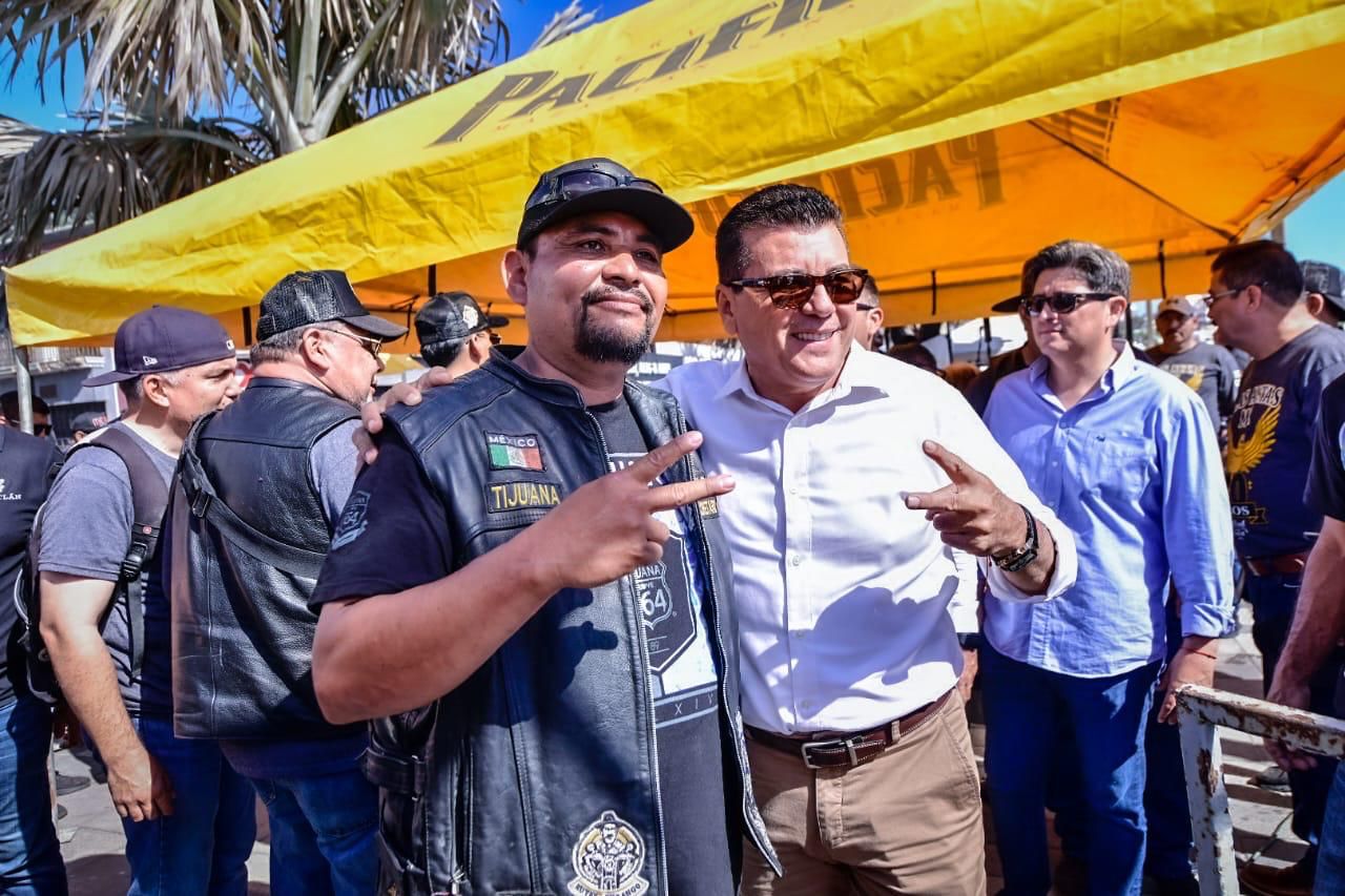 -	Durante la clásica fiesta de bienvenida que organizan para los asistentes a la semana de la moto, el Alcalde felicitó a los organizadores por el tradicional evento.