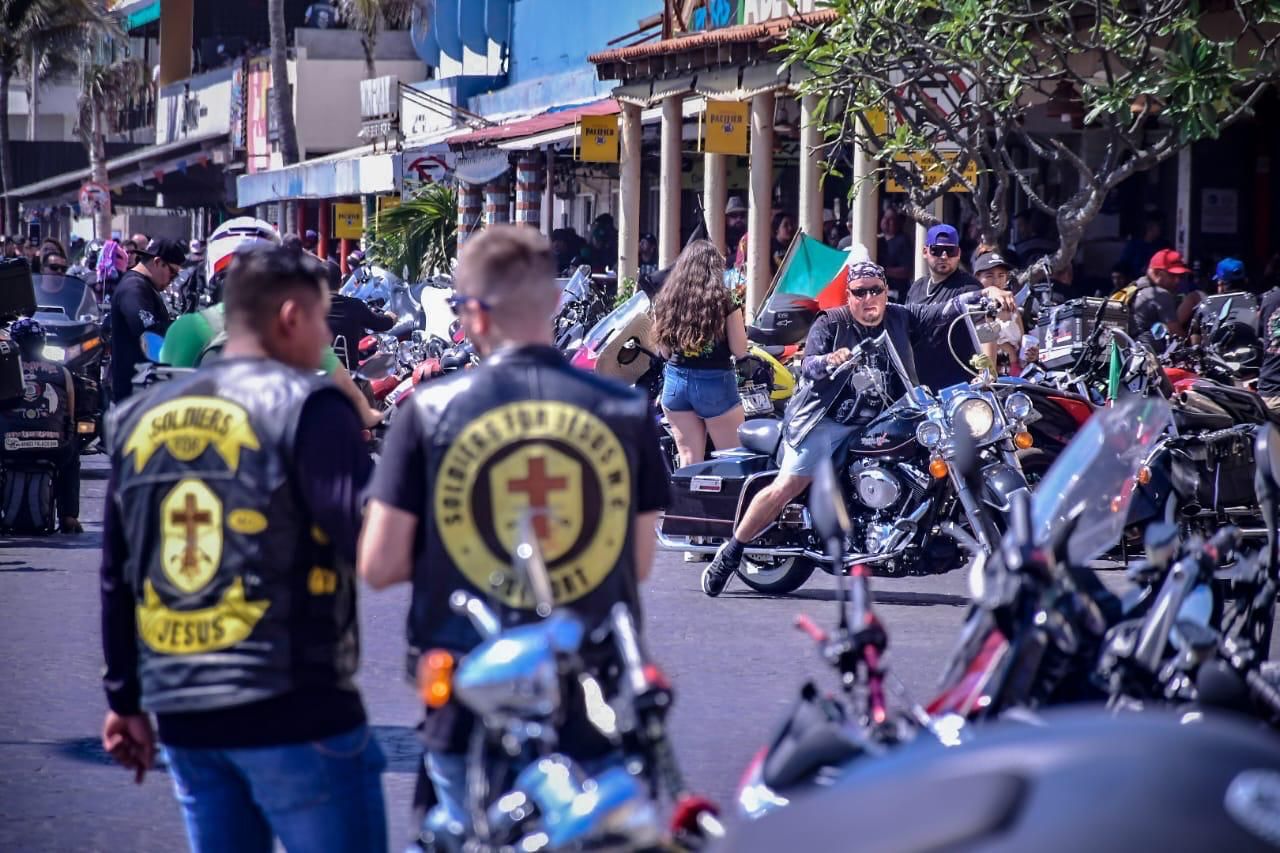 -	Durante la clásica fiesta de bienvenida que organizan para los asistentes a la semana de la moto, el Alcalde felicitó a los organizadores por el tradicional evento.