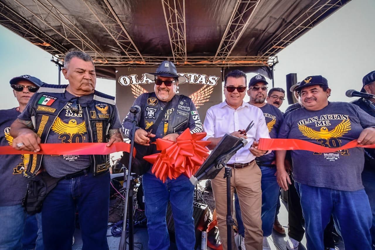 -	Durante la clásica fiesta de bienvenida que organizan para los asistentes a la semana de la moto, el Alcalde felicitó a los organizadores por el tradicional evento.
