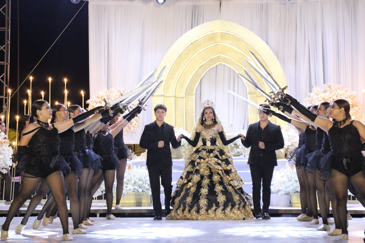 .- Gloria, fue el nombre del espectáculo que enmarcó la coronación de Amairani I, Reina de los XXXIV Juegos Florales de la Feria de la Primavera 2024 quien lució un elegante vestido de época en tono negro y dorado dando un toque de misterio el cual fue confeccionado por el diseñador rosarense Daniel Correa.