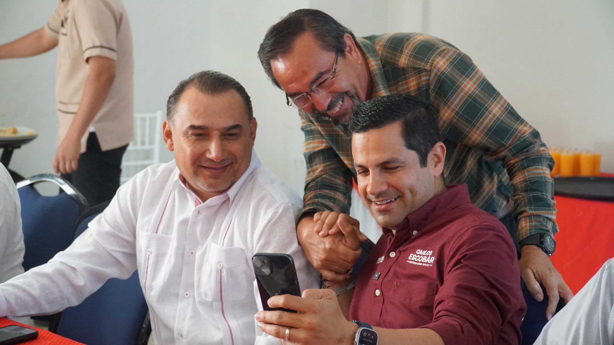 Una jornada productiva junto a los integrantes del Colegio de Abogados “Marco Antonio Arroyo Cambero” tuvo Carlos Escobar Sánchez, candidato a Diputado Local por el Distrito 21 de Mazatlán, durante su participación en la 17 Asamblea Ordinaria de los miembros del colegio.