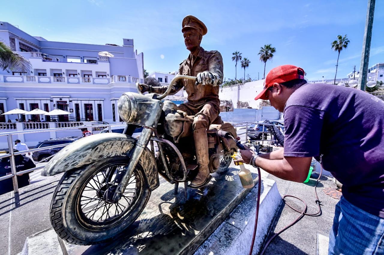 El Gobierno Municipal con el equipo del escultor, Marco Antonio Hernández, realiza la restauración de varias esculturas.