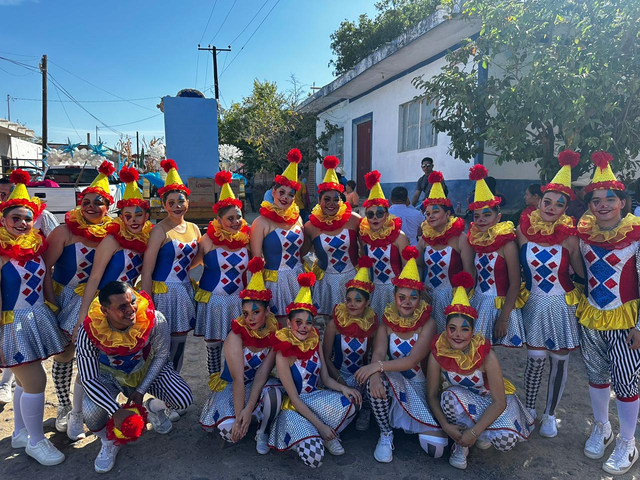 El colorido, la alegría y la pasión del Carnaval Internacional de Mazatlán 2024, llegó a la comunidad de El Verde, el pasado 05 de mayo la comparsa “Bufones y marionetas” participó en el desfile de las Tradicionales Fiestas de El Verde, Concordia, deleitando con sus movimientos a los asistentes.