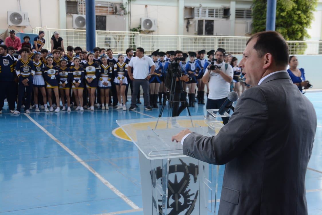 - Fomentando la formación integral de los jóvenes, la Nueva Universidad lleva a cabo el Encuentro Estatal de Bandas de Guerra, Escoltas de Bandera, Porristas y Bastoneras