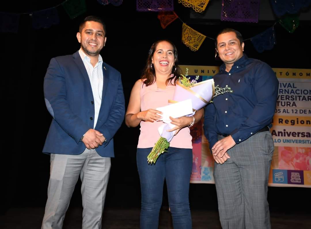 Consienten a mamás de preparatorianos en el marco del XXIX Festival Internacional de la Cultura 2024, organizado por la Universidad Autónoma de Sinaloa