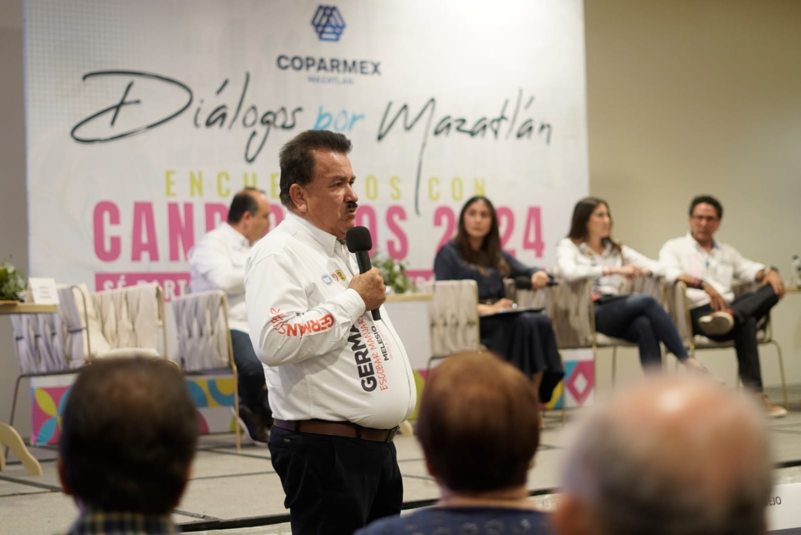 A recuperar la inversión pública y privada, así como reconstruir el tejido social y legislar para que regresen los programas que este gobierno quitó, se comprometió el candidato a Diputado Federal por el Distrito 06, de la Coalición Fuerza y Corazón por México Germán Escobar Manjarrez, durante el encuentro Diálogos por Mazatlán, que organizó COPARMEX.