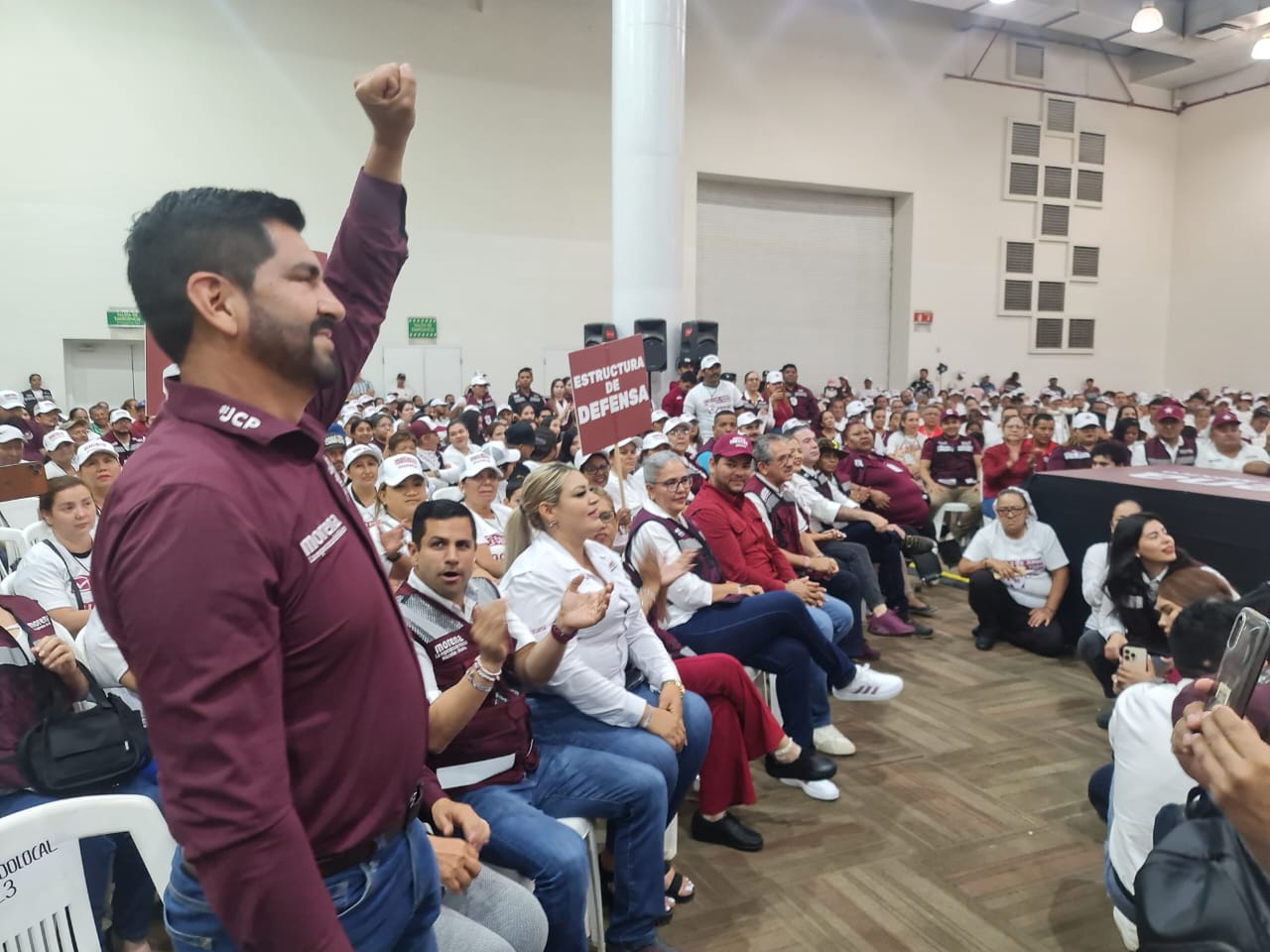 El candidato a la diputación local por el distrito 23, estuvo presente siendo cobijado con grandes muestras de simpatía, cariño y reconocimiento de los asistentes que alegraron con sus porras y vivas entusiastas el salón Figlosnte