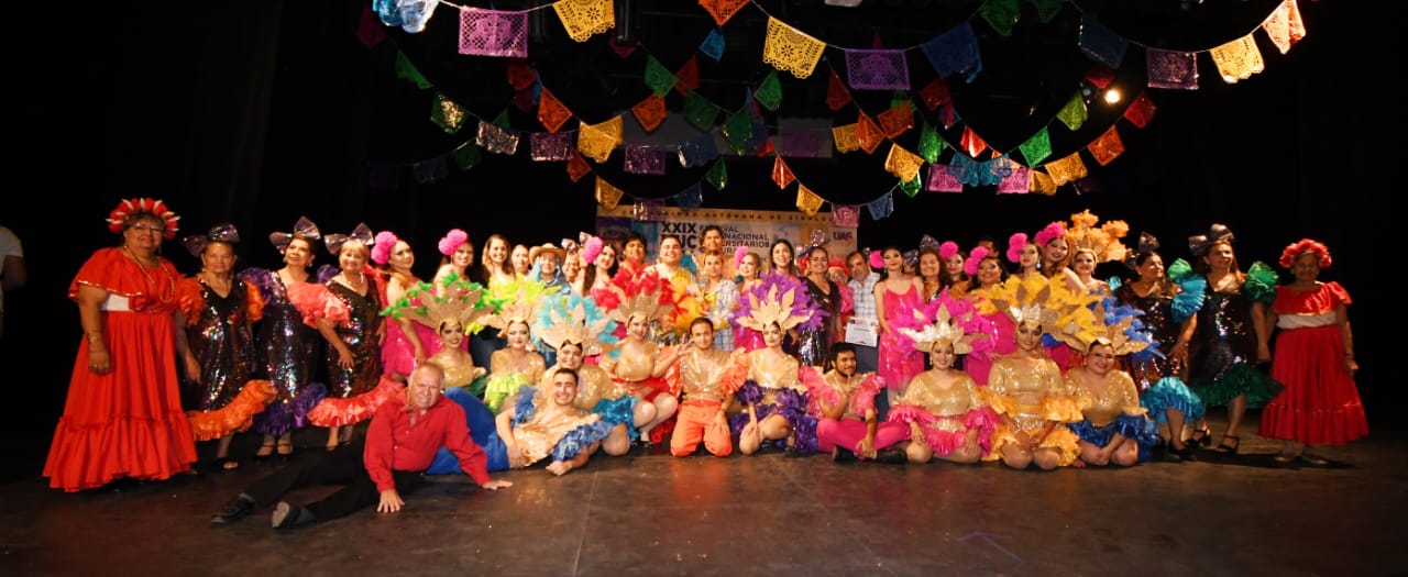 45 participantes en escena y teniendo como sede el Teatro Universitario lucieron resonando 10 cuadros folklóricos que comenzaron con bailables prehispánicas como la “Danza del Venado”, “Bailes de Polkas Regionales”, “Sinaloa Mestizo”, “Sinaloa Costa” y “Bailes de Carnaval” representativos del puerto.