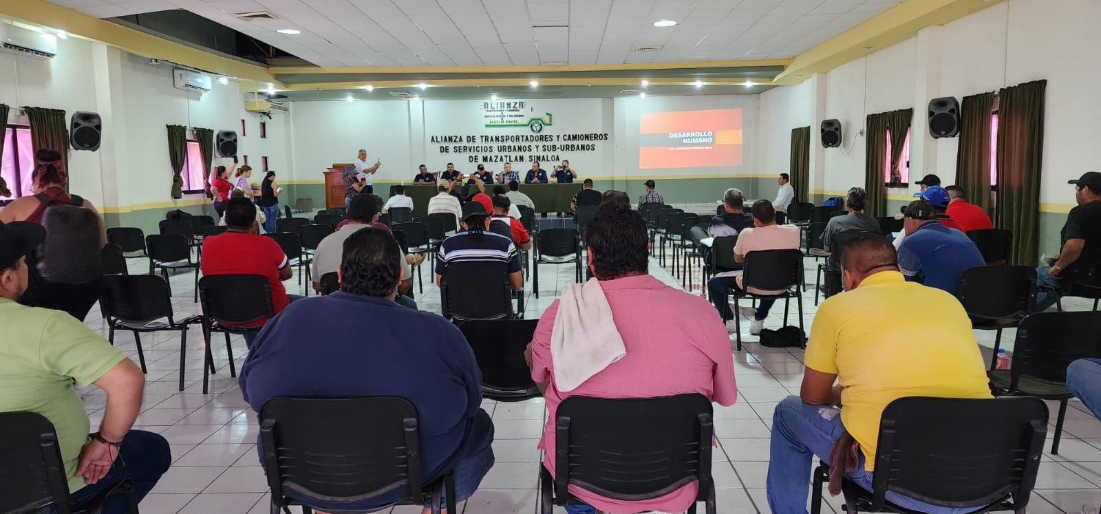 - Rinden homenaje a tres operadores por su empatía con el usuario.