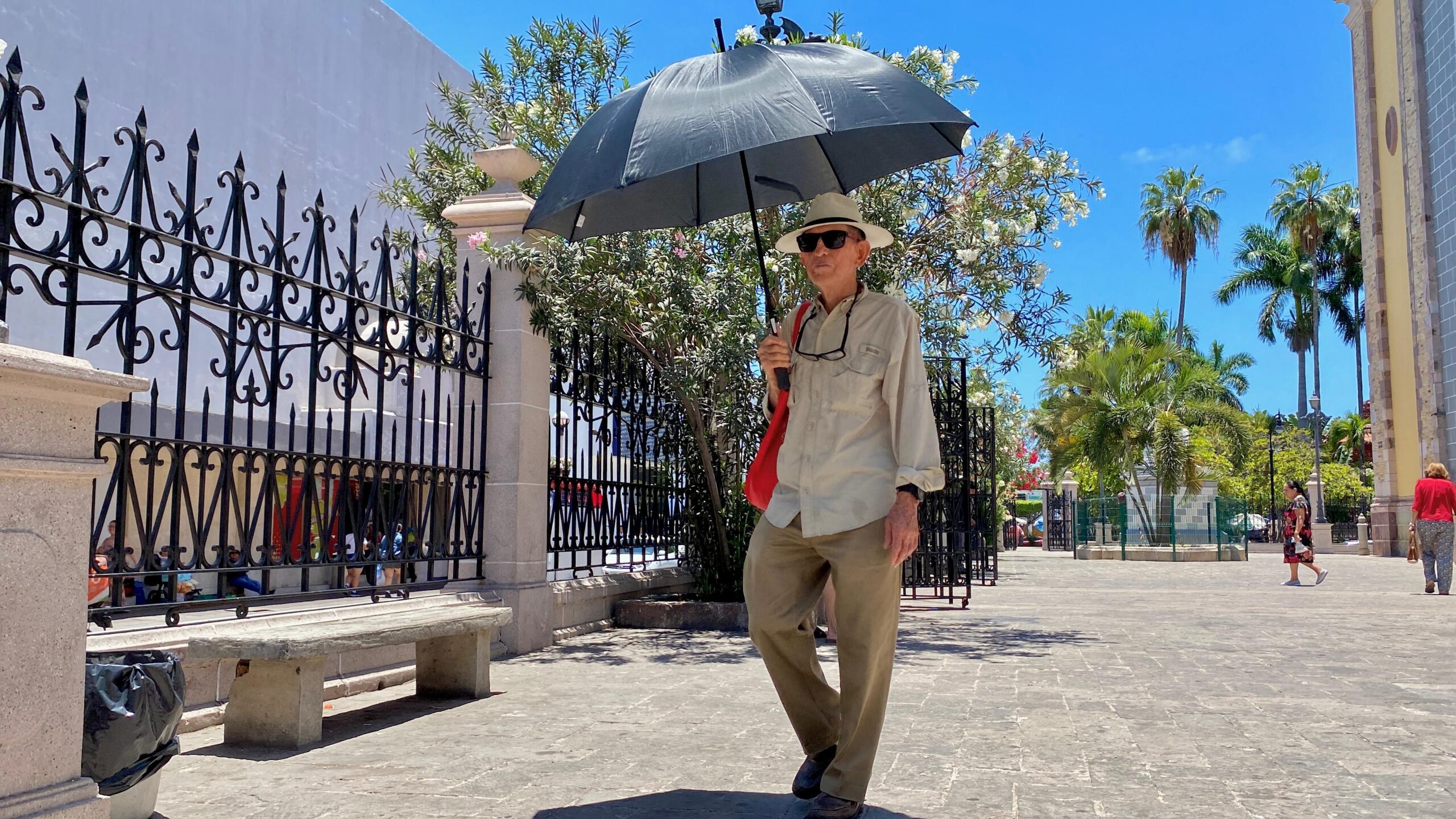 Es recomendable evitar exponerse al sol por periodos prologados y permanecer en la sombra en la medida de lo posible, no esperar tener sed para consumir líquidos, y tomar agua con mucha frecuencia durante todo el día.