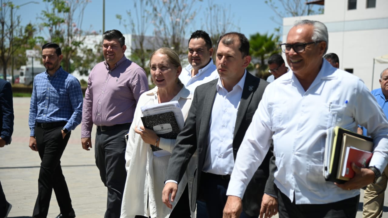 Lo que busca la Fiscalía General del Estado (FGE), es apantallar mediáticamente a la Universidad Autónoma de Sinaloa (UAS), aseguró el Rector Titular, doctor Jesús Madueña Molina, ante la reciente carpeta de investigación por presuntas compras irregulares de equipos de cómputo y accesorios, integrada por 58 tomos, la cual contiene facturas que no tiene relación a la Universidad.