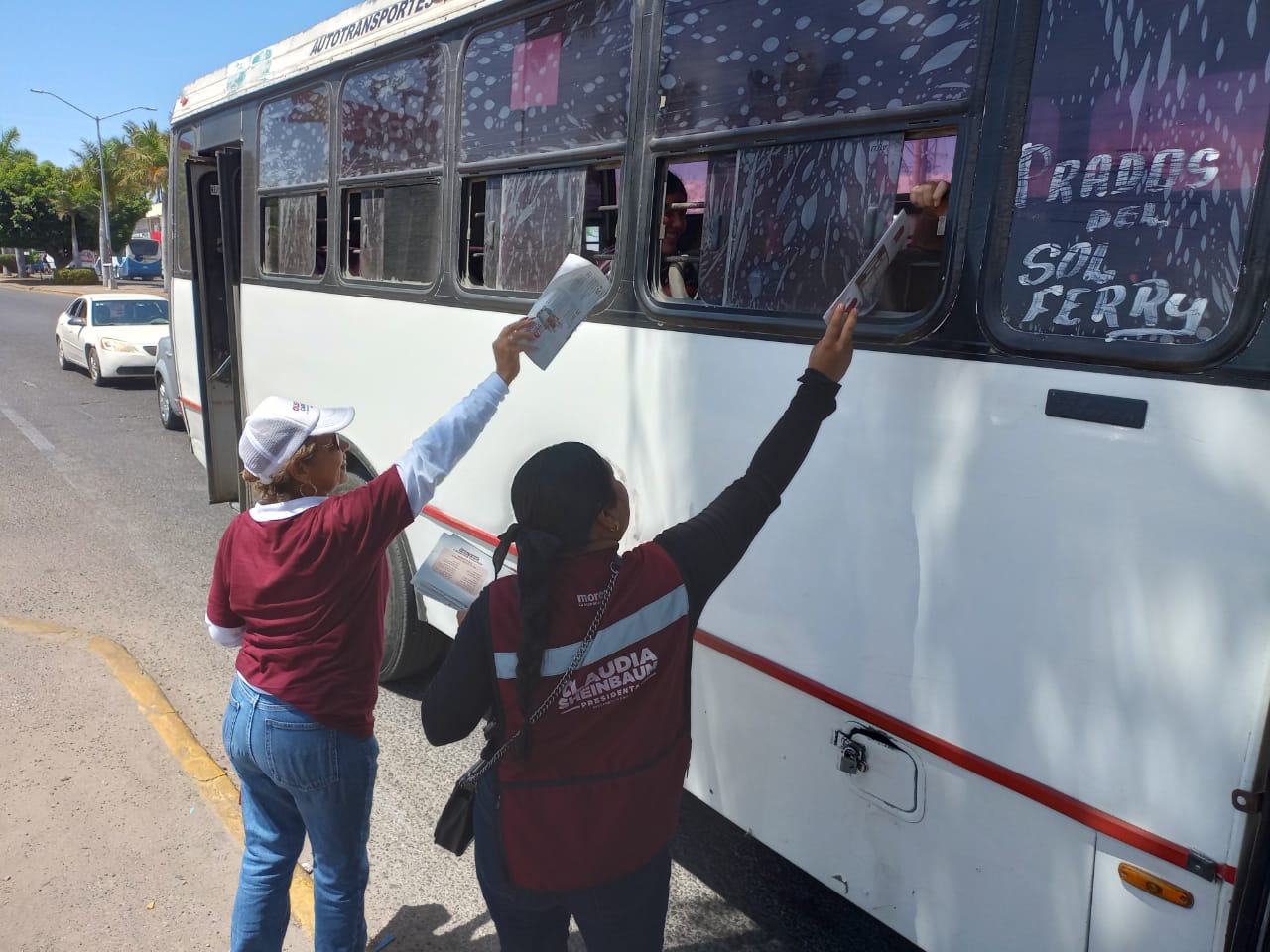 Gritos de apoyo como "Vamos al 100% con morena o Vamos a ganar, puro Morena", se escuchaba por las calles. Así como también la gente se acercaba a tomarse la tradicional fotografía del recuerdo.