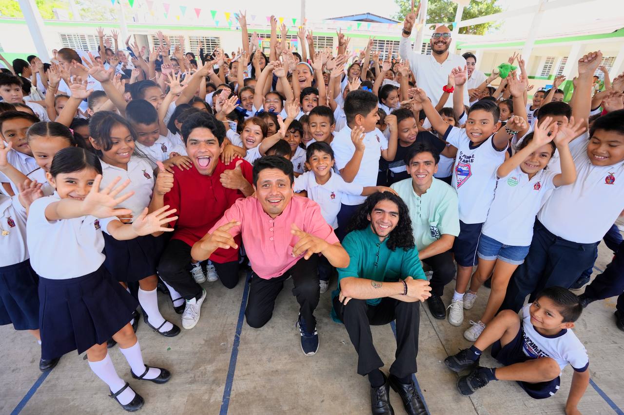 La agrupación de Marimbatlán puso a aplaudir y bailar a cientos de niños de la primaría General Felipe Ángeles en el cual fueron los anfitriones del alegre y educativo evento “Cultura en la Educación”.