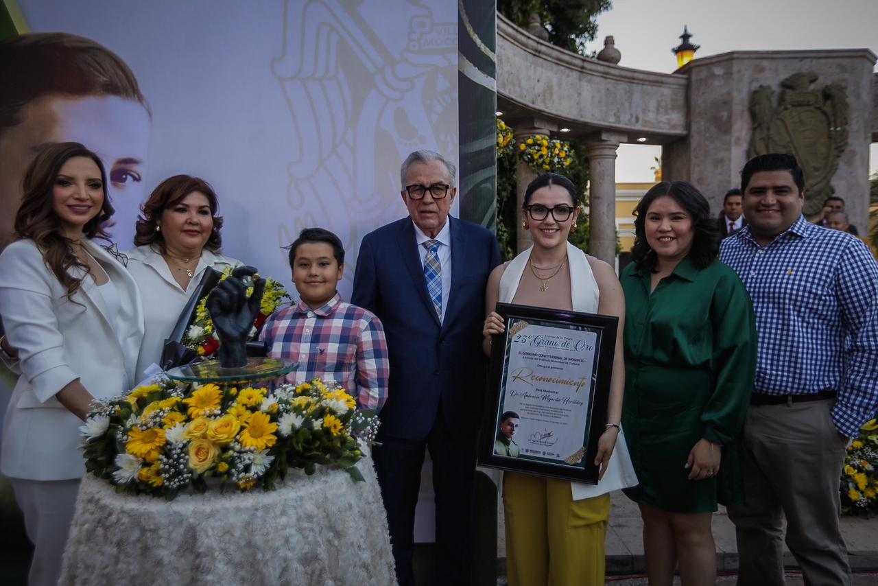 En sesión solemne del Ayuntamiento de Mocorito, realizada en el Hemiciclo al General Rafael Buelna Tenorio, el gobernador Rubén Rocha Moya entregó la presea Grano de Oro “Gral. Rafael Buelna Tenorio”, como un reconocimiento post mortem, al docente, académico e investigador de la Universidad Autónoma de Sinaloa, doctor Ambrocio Mojardín Heráldez, distinción que fue recibida por su esposa, la señora Mercedes López viuda de Mojardín, en compañía de sus hijos.