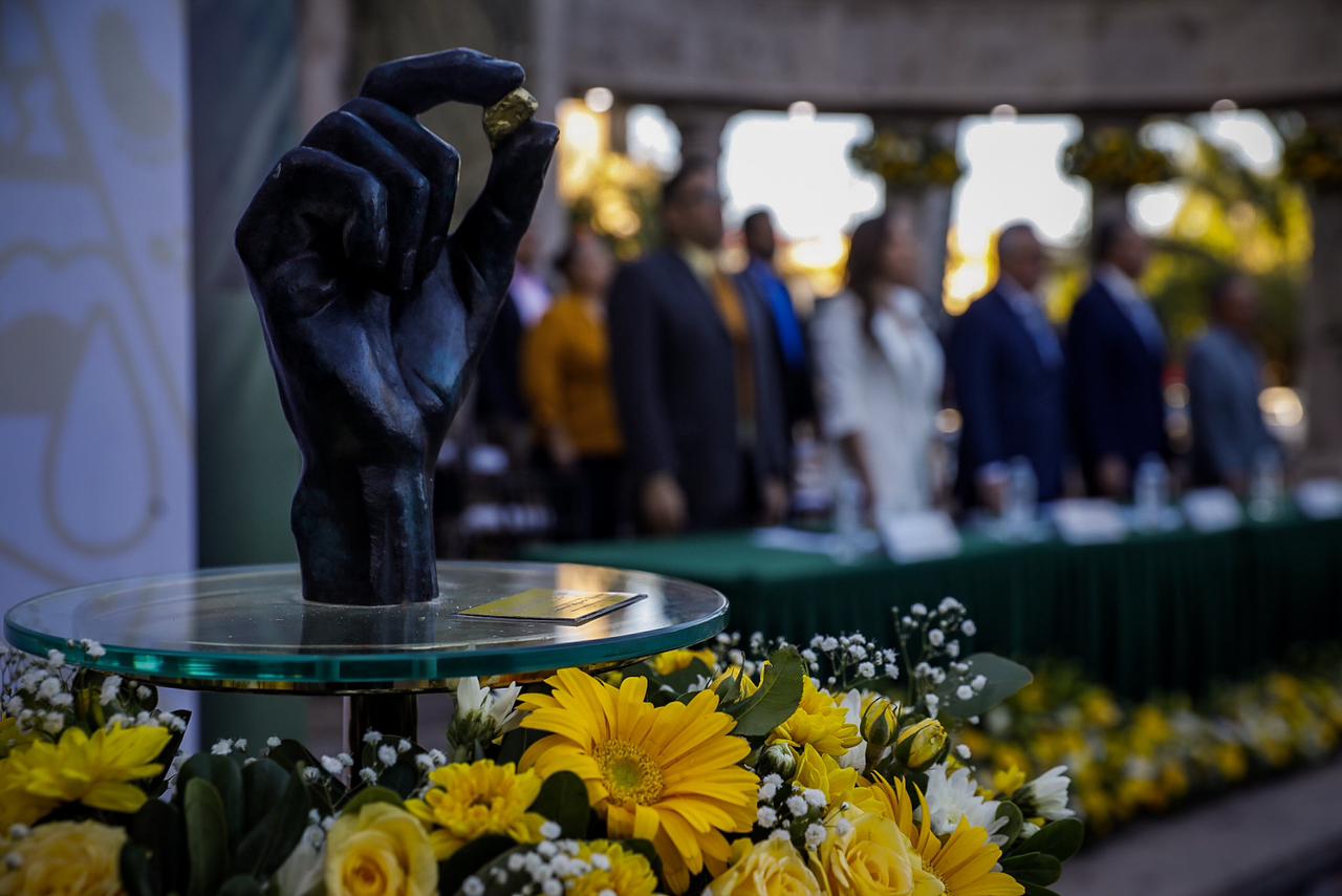 En sesión solemne del Ayuntamiento de Mocorito, realizada en el Hemiciclo al General Rafael Buelna Tenorio, el gobernador Rubén Rocha Moya entregó la presea Grano de Oro “Gral. Rafael Buelna Tenorio”, como un reconocimiento post mortem, al docente, académico e investigador de la Universidad Autónoma de Sinaloa, doctor Ambrocio Mojardín Heráldez, distinción que fue recibida por su esposa, la señora Mercedes López viuda de Mojardín, en compañía de sus hijos.