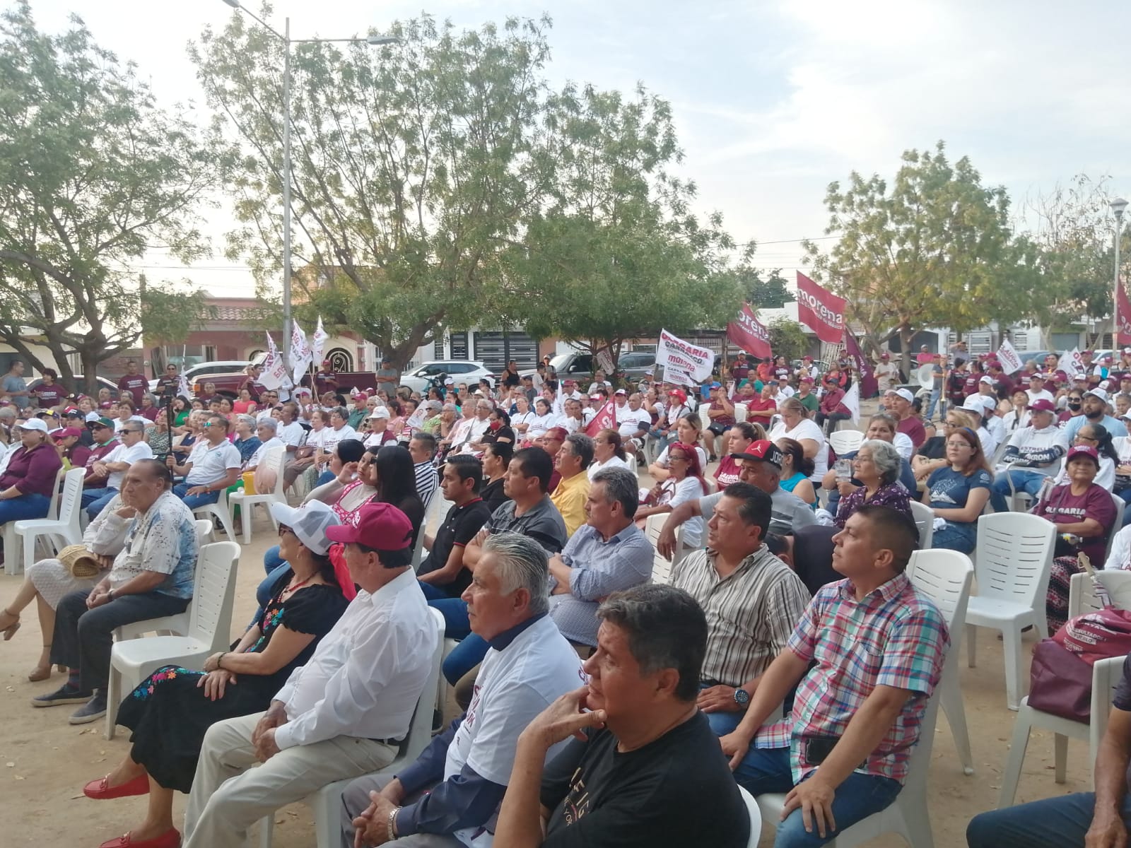 Invitó a la población a salir temprano a votar, en familia y con gusto, así como a las y los trabajadores a darse un espacio e ir a la urna y cumplir con el deber cívico. Auguró nuevamente el triunfo para 2024.