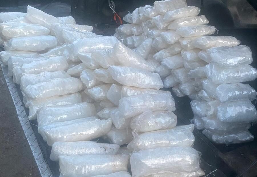 La Secretaría de Marina, a través de la Armada de México, por conducto de la Octava Región Naval, informa que el pasado 27 de mayo del presente año, personal naval aseguró un vehículo transportando 286 paquetes color blanco conteniendo en su interior sustancia con las características propias de la metanfetamina, así como la detención de dos presuntos trasgresores de la ley.