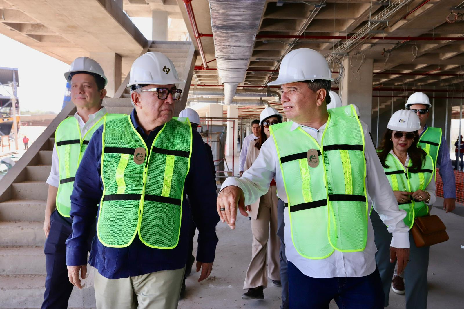 El Gobernador del Estado, Rubén Rocha Moya, acompañado de Jesús Vizcarra Calderón, Presidente del Consejo de Salud Digna y Juan Carlos Ordoñez, Director General de la empresa, recorrieron las instalaciones de su nuevo campus institucional en la capital sinaloense.